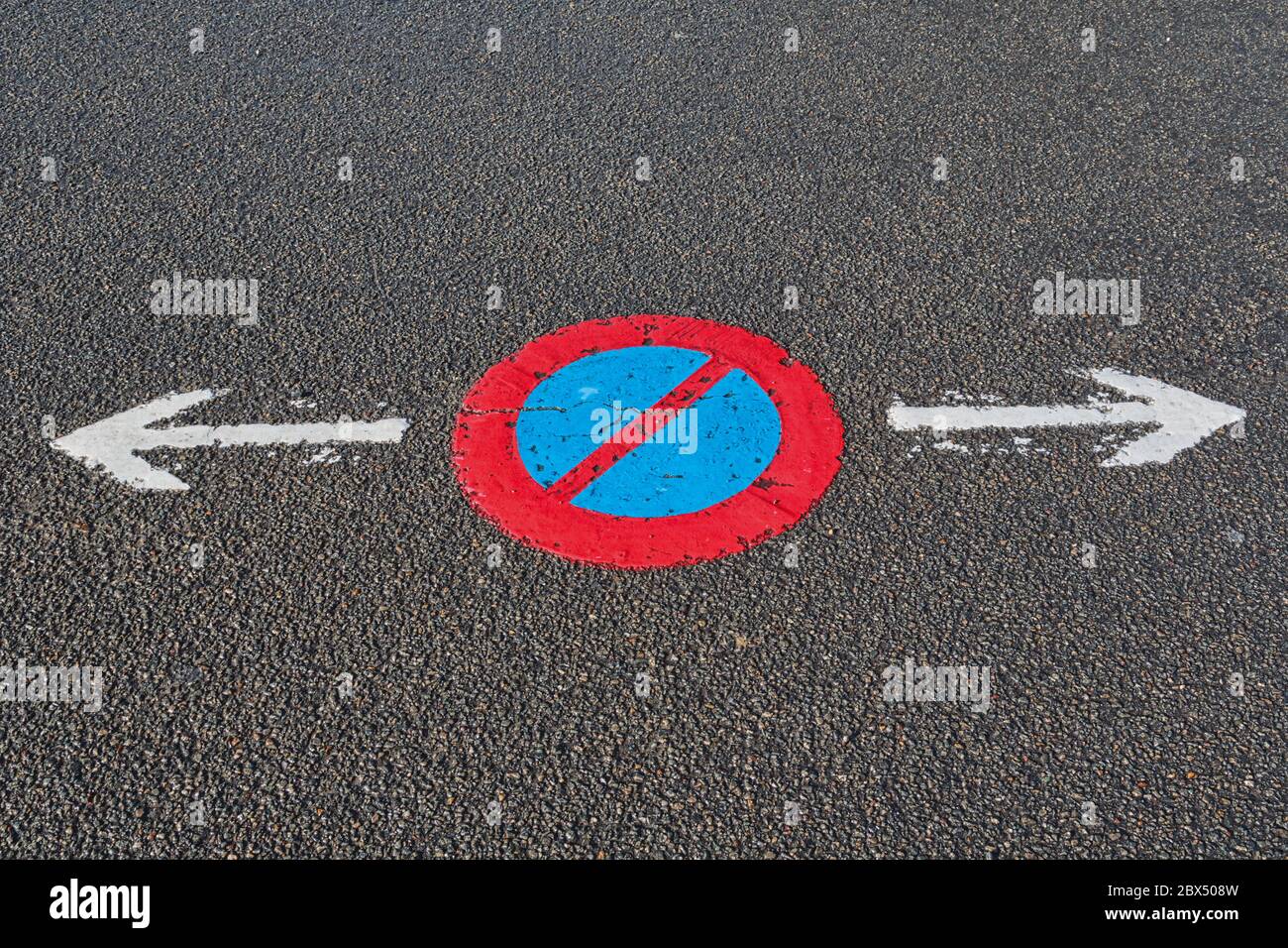 Kein Stoppschild mit einem Pfeil auf beiden Seiten, der dem Fahrer die Wahl der zugelassenen Richtungen anzeigt. Stockfoto