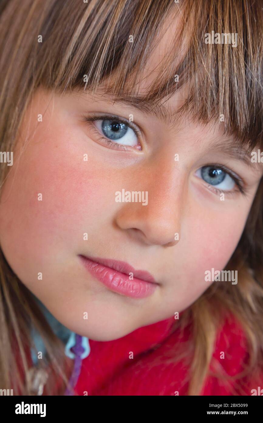 Porträt eines sechsjährigen Mädchens, das direkt auf die Kamera schaut. Stockfoto