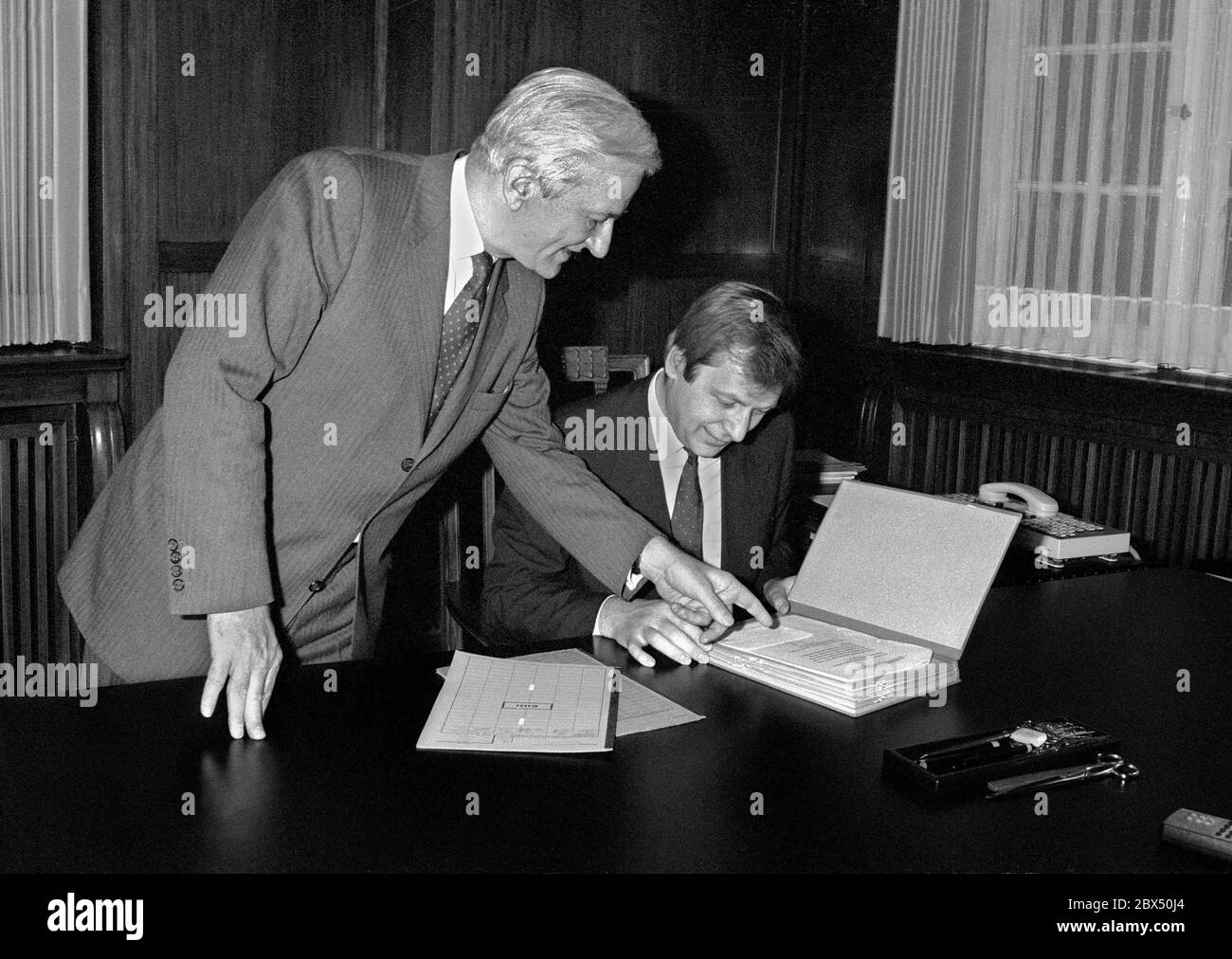 Berlin / Parlament / CDU 9.2.1984 Richard von Weizsaecker wird Bundespräsident. Er wird das Büro an Eberhard Diepgen übergeben. Eberhard Diepgen sitzt im Büro hinter dem Schreibtisch, wo Willy Brandt schon saß. // Senat / Amt [automatisierte Übersetzung] Stockfoto