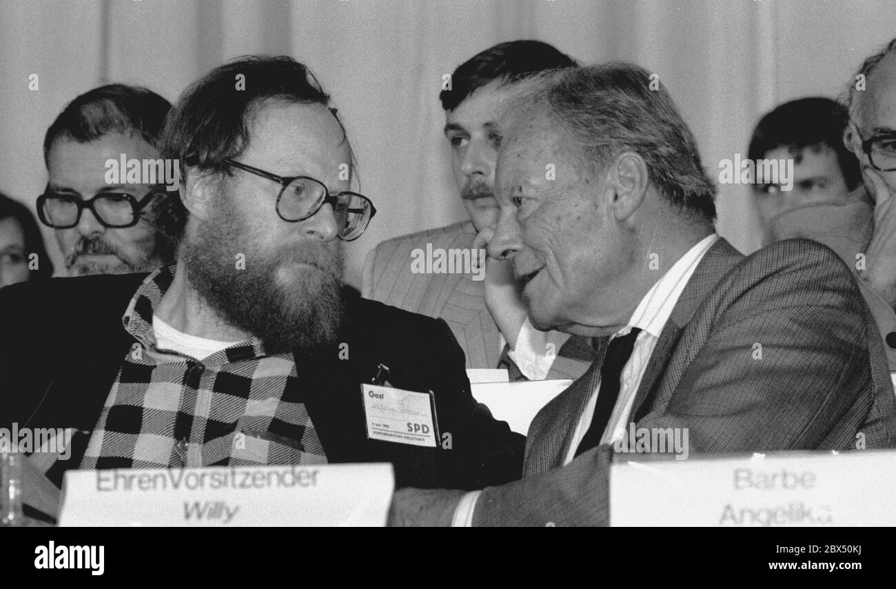 DDR / SPD / 9.6.1990 Parteitag der SPD Ost in Halle. Nach dem Rücktritt von Ibrahim Boehme wegen des Verdachts auf Stasi wird Wolfgang Thierse zum neuen Vorsitzenden gewählt. Willy Brandt ist anwesend. Harald Ringstorff hinten links, [maschinelle Übersetzung] Stockfoto