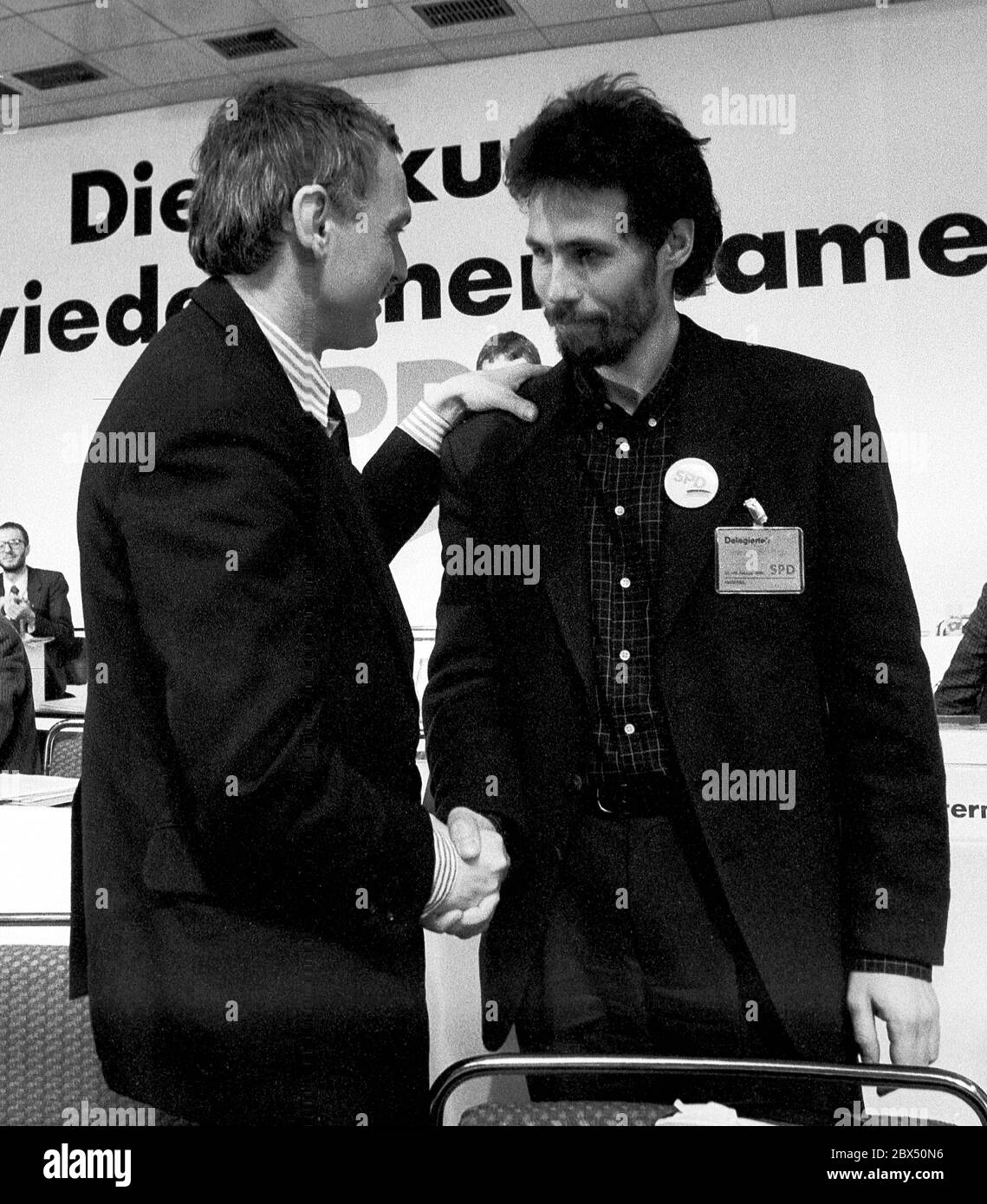 Berlin / DDR / Vereinigung / 22.2.1990 Parteitag der SPD Ost in Leipzig unter dem Motto: -die Zukunft hat wieder einen Namen. Ibrahim Boehme (links) und Stephan Hilsberg, beide Mitbegründer der OstSPD. Boehme tritt nach den Volkskammerwahlen im März zurück, nachdem er als Stasi-Informer entlarvt wurde. Hilsberg ist Mitglied des Bundestages und Parlamentarische Staatssekretärin im Jahr 2004 // SPD // [automatisierte Übersetzung] Stockfoto