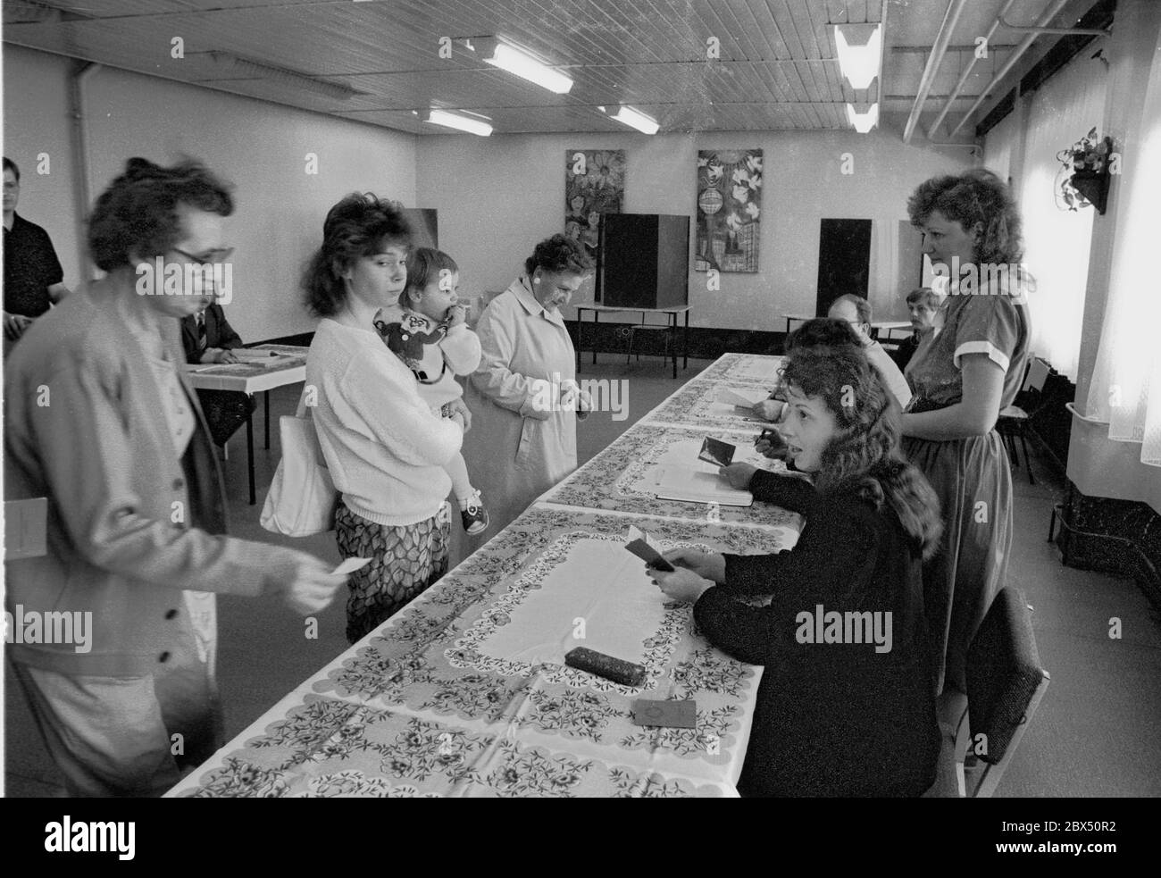 Berlin / Parteien / 18.3.1990 Wahl in die Volkskammer der DDR, Wahllokal in Pankow. Bürger bei der Personalausweiskontrolle / Bezirke / Pankow / sdp-spd Stockfoto