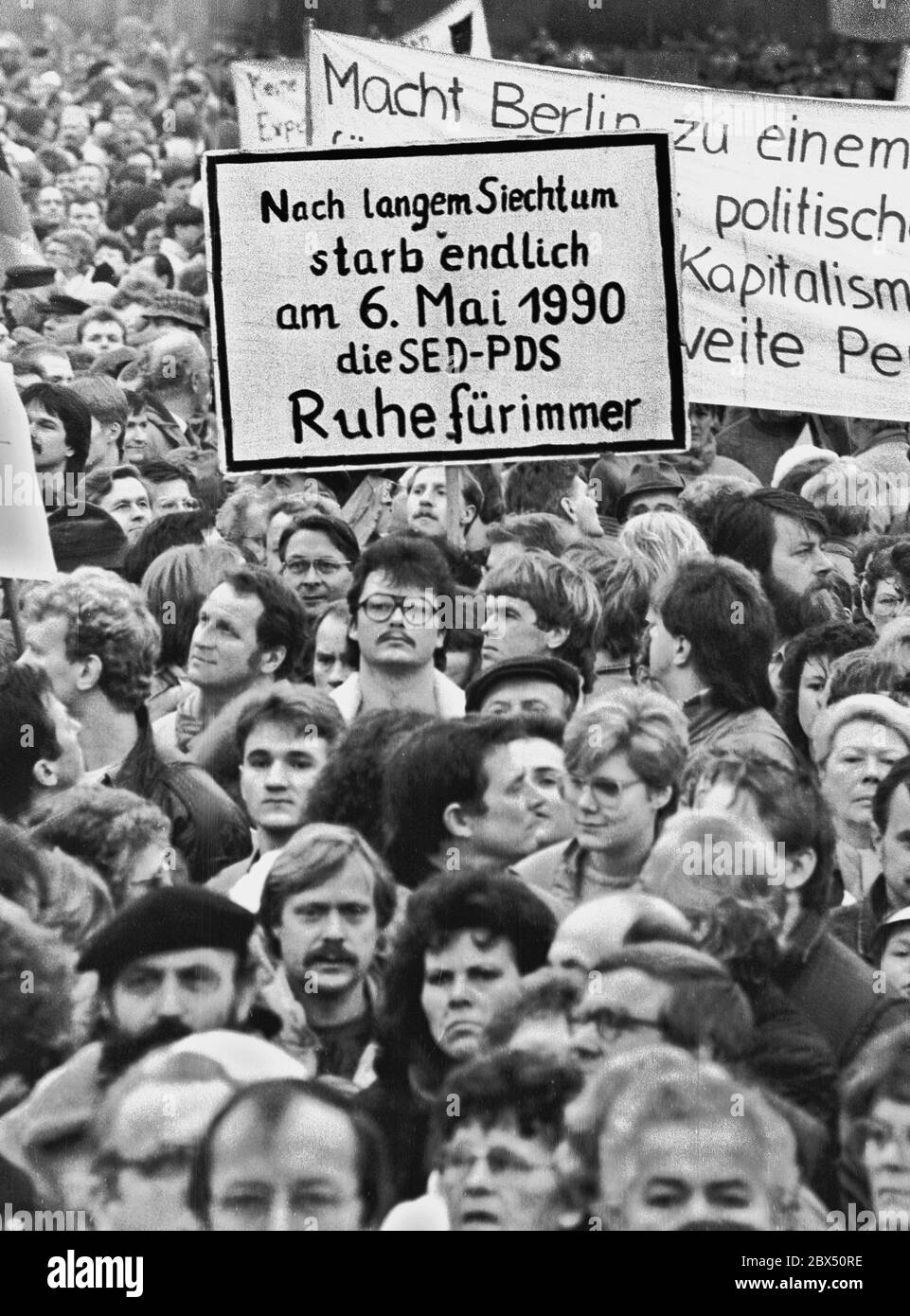 DDR / Berlin 15.1.1990 die Ost-SDP war gerade in SPD umbenannt worden. Danach gibt es eine Kundgebung auf dem Alexanderplatz. Saying - ... die SED-PDS ist endlich gestorben...- // Vereinigung / Einheit / Geschichte / Parteien / DDR Opposition *** Ortsbezeichnung *** Ostdeutschland / Kommunistisches Deutschland / das kommunistische Regime ist zerschellen. Neue Parteien, die bisher verboten waren, wurden wieder gegründet. Die Sozialdemokratten versammeln sich auf dem Alexanderplatz. Im März 1990 wird es eine Wahl für den DDR-bundestag, die Volkskammer, geben. Im Oktober werden die Regionalstaaten installiert. Neue politische Strukturen sind Stockfoto