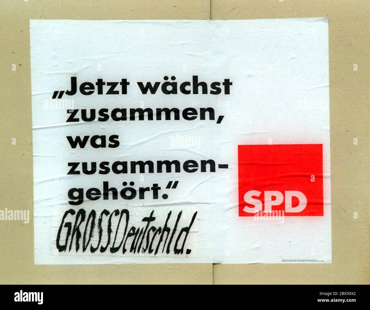 Sachsen / DDR / 1990 Wahlkampf 1990 für die Volkskammer der DDR. Die SPD wirbt mit einem Brandt-Wort, gesehen in Leipzig, am alten Rathaus. -Jetzt wächst zusammen, was zusammengehört -das Plakat wird von Widersachern der Vereinigung mit -Groß-Deutschland- / Abkommen / Willy Brandt / Werbung / Parteien übermalt Stockfoto