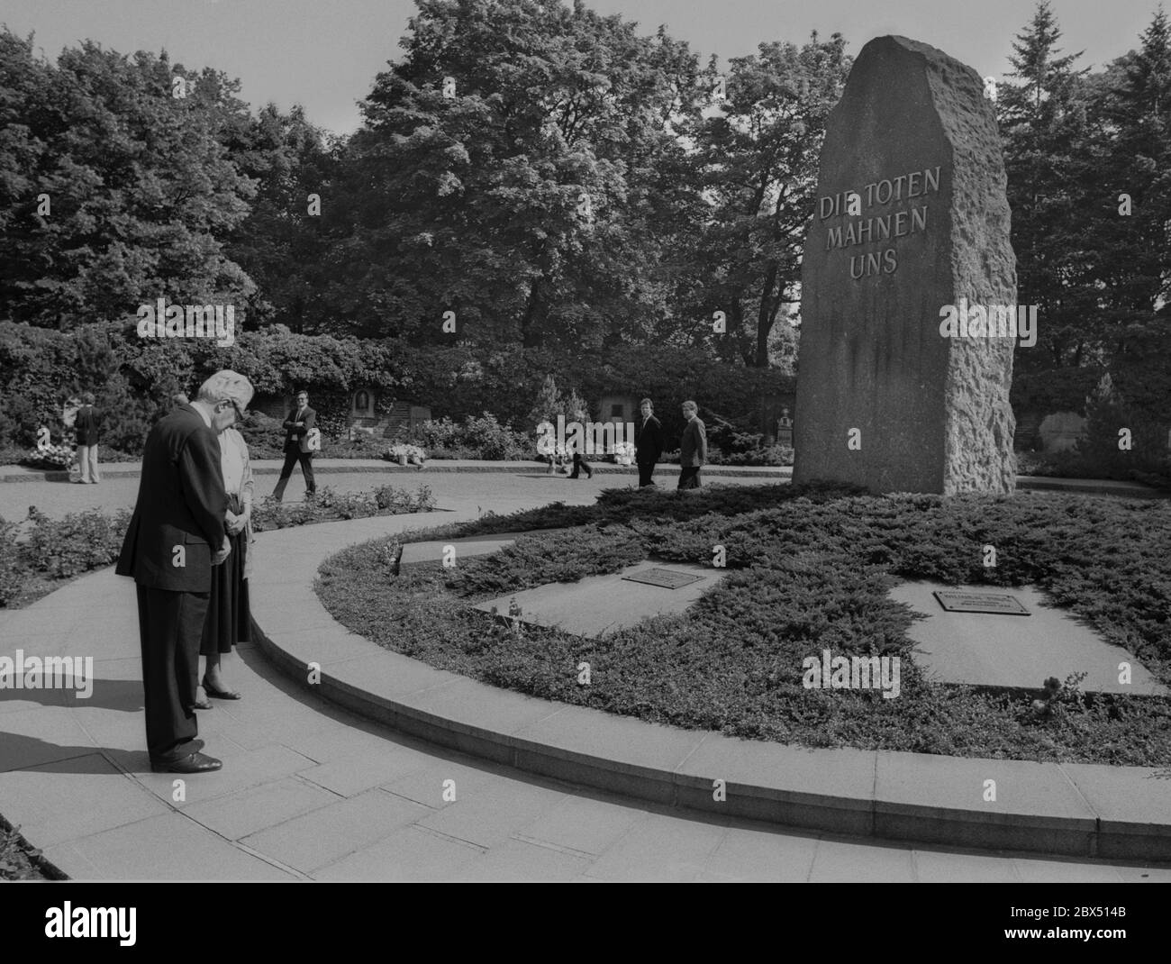 Berlin / 27.5.1988 125 Jahre SPD. Hans Jochen Vogel, SPD, auf dem Sozialistischen Friedhof in Ost-Berlin vor dem Gedenkstein - die Toten erinnern uns - ließ die DDR den Besuch im Rahmen ihrer Entspannungspolitik zu. Der sozialistische Friedhof wurde um 1900 von der SPD gegründet. In DDR-Zeiten wurden hier jährlich gedenkfeiern von Rosa Luxemburg und Karl Liebknecht abgehalten. Auch Walter Ulbricht ist dort begraben [automatisierte Übersetzung] Stockfoto