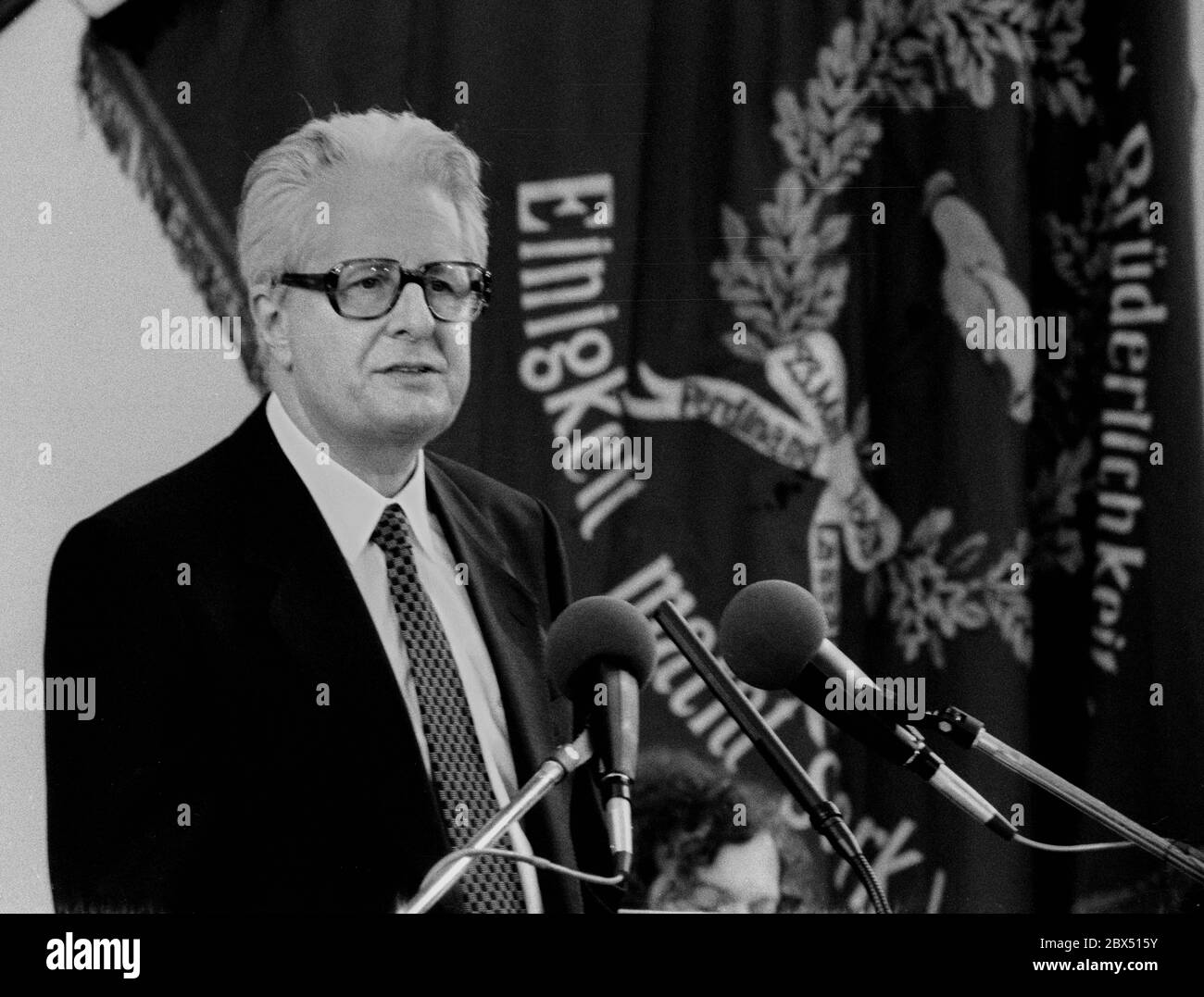 Parteien / SPD / 28.5.1988 die SPD wird 125 Jahre alt, Feier im Reichstag. Hans-Jochen Vogel spricht hinter einer traditionellen Flagge [automatisierte Übersetzung] Stockfoto