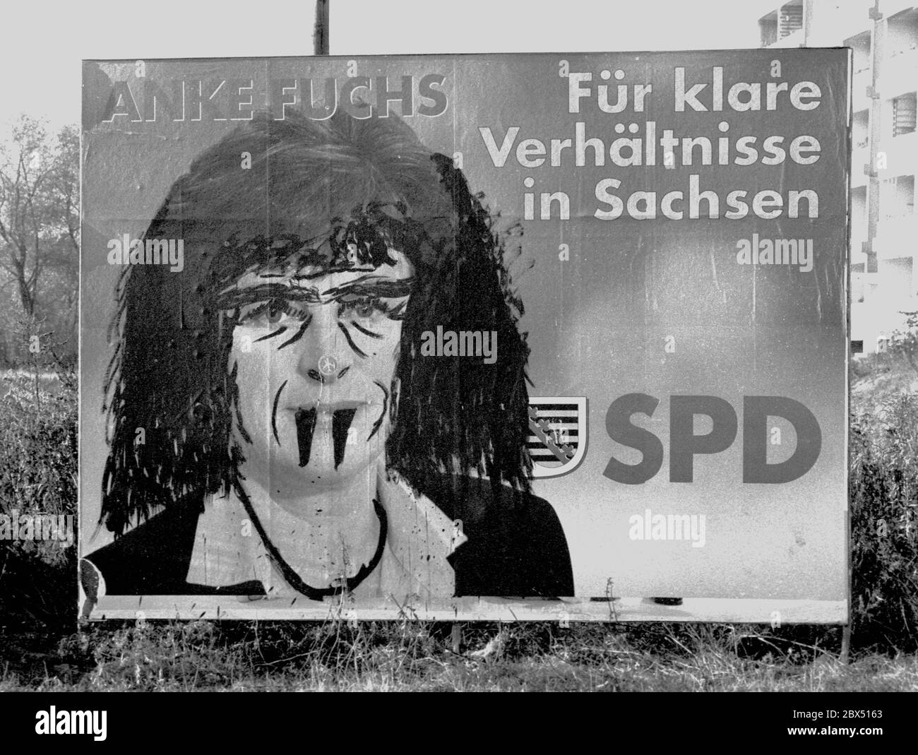 Wahlplakate 1990 / Deutschland / Vereinigung 1990 / Wahlen / Wahlplakate zur Volkskammer-Wahl 1990 der DDR Anfang Februar in Sachsen. SPD-Plakat übermalt - für klare Verhältnisse -, Anke Fuchs als Spitzenkandidaten gegen Kurt Biedekopf, CDU. Sie kam aus dem Westen. // Parteien / SPD *** Ortsunterschrift *** Osterheide / Vereinigung / Wahlkampf in Leipzig. Zwei wichtige Wahlen stehen vor der Wahl: Für die Länder-Parlamente, die Landtags in den neuen Bundesländern und die Volkskammer. [Automatisierte Übersetzung] Stockfoto