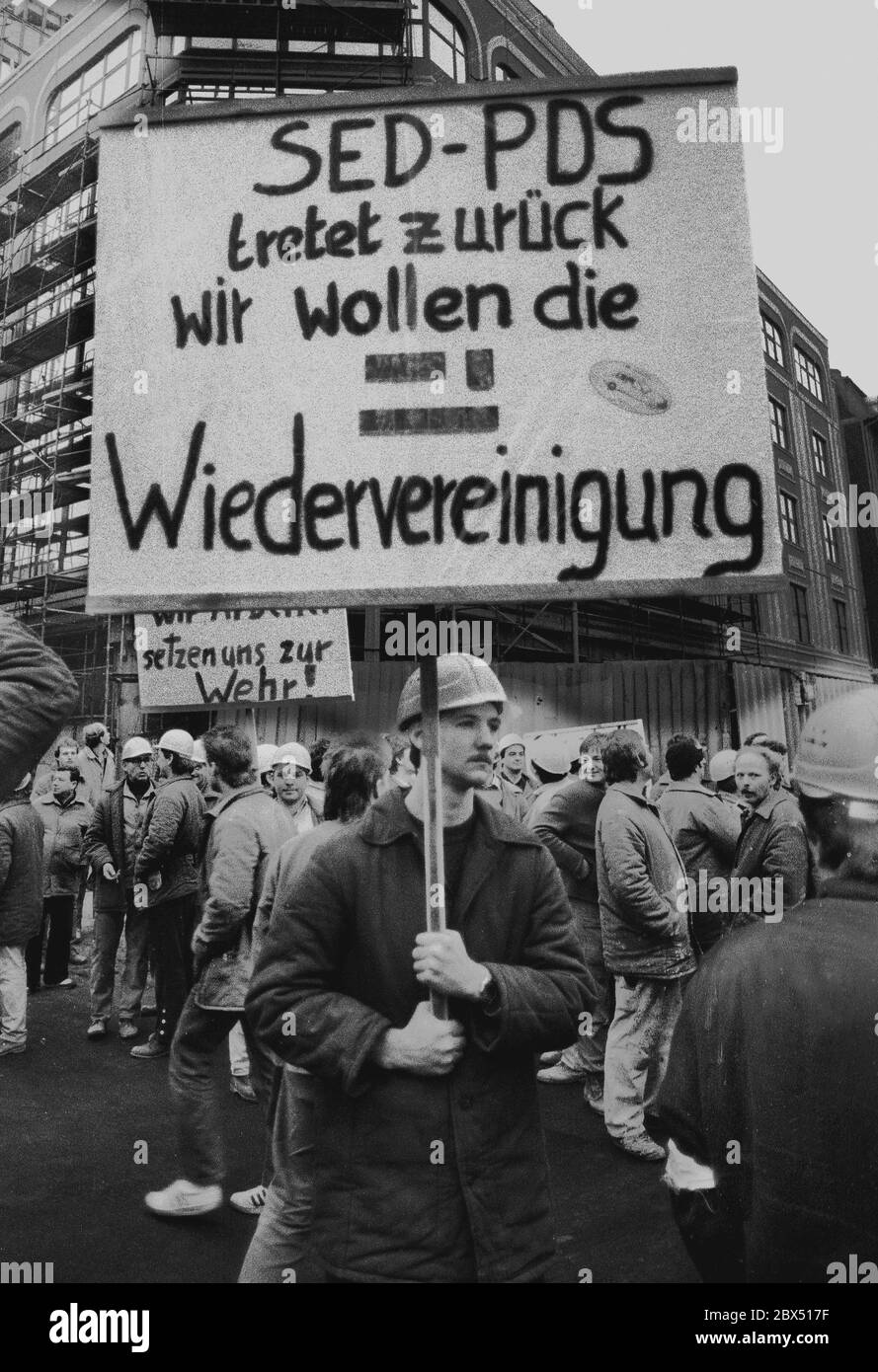 Berlin / DDR / Januar 1990 Demo zur Unterstützung des Runden Tisches hat die Regierung Modrow den Befehlen des Runden Tisches nicht gefolgt. Die Bauarbeiter auf den Baustellen an der Friedrichstraße haben daraufhin ihre Arbeit eingestellt und sind in die Volkskammer umgezogen. Die meisten von ihnen arbeiteten für den VEB Ingenieurhochbau, wo es starke Oppositionsgruppen gibt. -SED-PDS tritt zurück, wir wollen Wiedervereinigung - auf dem Schild // Opposition / Runder Tisch / Wende / Einheit / DDR-Politik *** Ortsunterschrift *** Ostdeutschland / Kommunistisches Deutschland / OppositionNeben den staatlichen Behörden wurde 1990 ein Runder Tisch eingerichtet. Alle Stockfoto