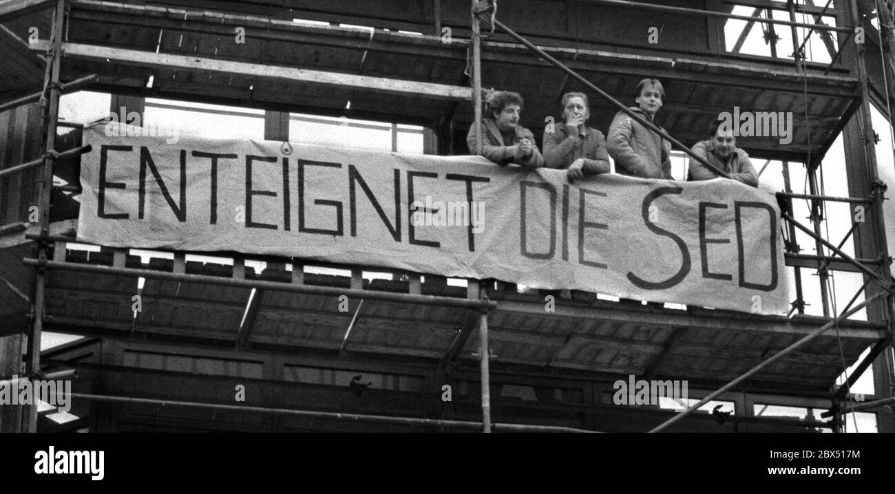 Berlin / DDR / Januar 1990 Demo zur Unterstützung des Runden Tisches hat die Regierung Modrow den Befehlen des Runden Tisches nicht gefolgt. Die Bauarbeiter auf den Baustellen an der Friedrichstraße haben daraufhin ihre Arbeit eingestellt und sind in die Volkskammer umgezogen. Die meisten von ihnen arbeiteten für den VEB Ingenieurhochbau, wo es starke Oppositionsgruppen gibt. -Enteignung der SED- // Opposition / Runder Tisch / Wende / Vereinigung / DDR-Politik *** Ortsunterschrift *** Ostdeutschland / Kommunistisches Deutschland / OppositionNeben den staatlichen Behörden wurde 1990 ein Runder Tisch eingerichtet. Alle Oppositionsgruppen, Staat Stockfoto