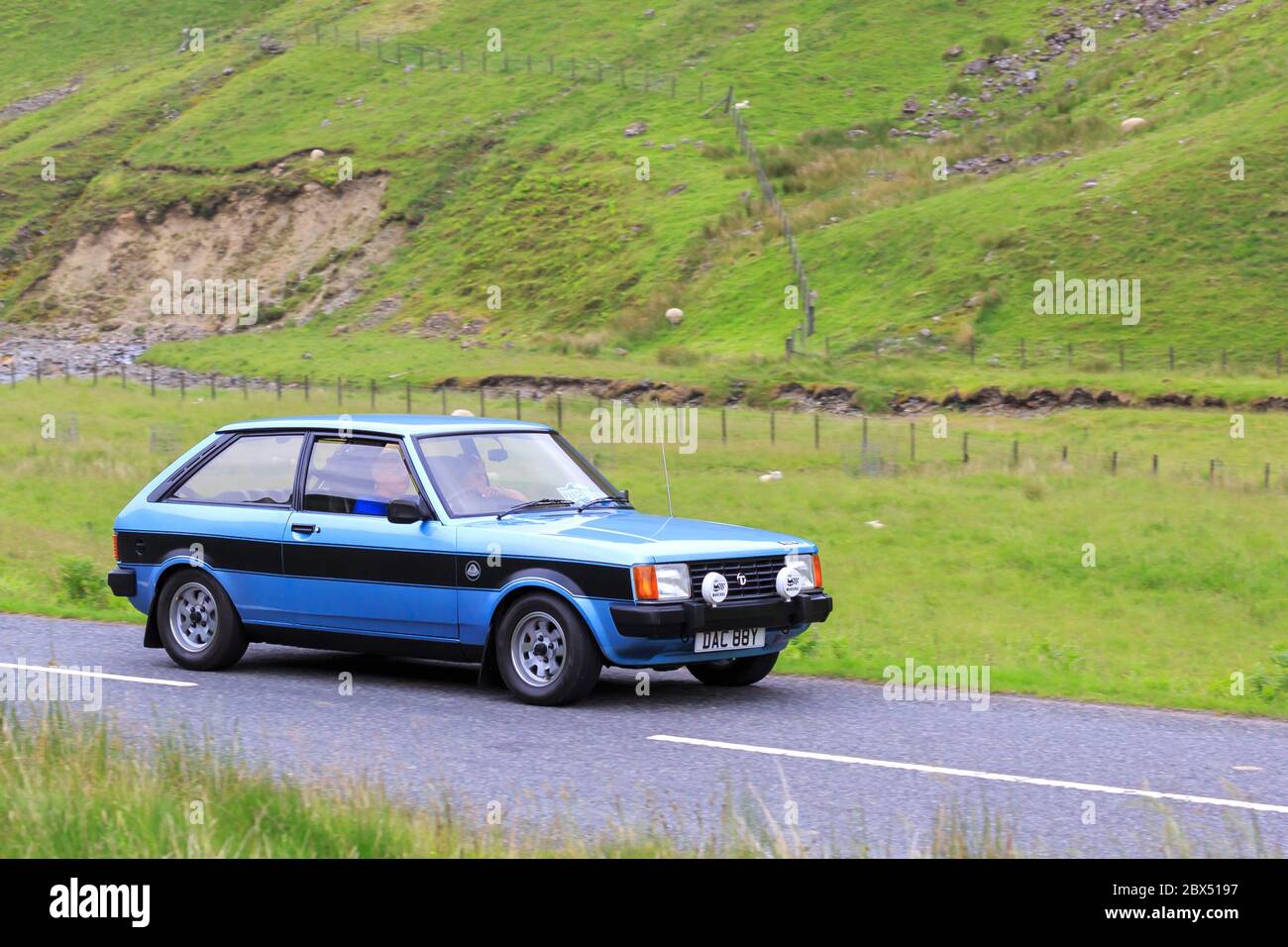 MOFFAT, SCHOTTLAND - 29. JUNI 2019: 1982 Sunbeam Talbot Lotus Auto in einer Oldtimer-Rallye auf dem Weg in Richtung der Stadt Moffat, Dumfries und Galloway Stockfoto