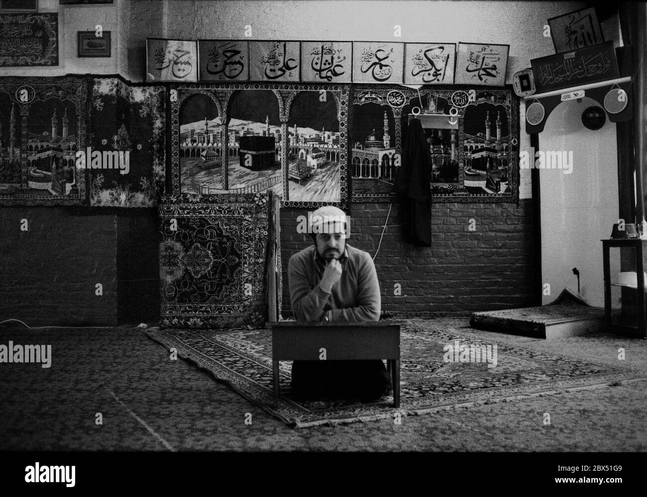 Berlin-Kreuzberg / Ausländer-Türken / 1980 Fatih Moschee. Gottesdienst mit Imam Nail Dural. Die Moschee gehört der Islamischen Föderation an, die nicht auf Regierungsebene ist. Es gibt auch sehr fundamentalistische islamische Richtungen in ihr. Die Fatih Moschee ist moderat. Imam Nail Dural // Islam / [automatisierte Übersetzung] Stockfoto