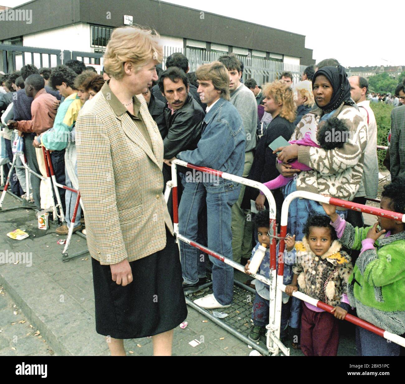 Berlin / Hochzeit / Tiergarten / Ausländer / 7 / 1990 Asylstelle am Friedrich-Krause-Ufer, Abteilung Sozialwesen. Lange Warteschlangen vor dem Büro. Mit ihnen spricht Ausländerbeauftragte Barbara John, CDU. // Behörden / Immigration / Immigration / Asyl / Anzahl / Asyl *** Ortsunterschrift *** Asylsuchende vor dem Asylum Sozialamt-. Familie aus Rumänien// Eltern / Paar / Kinder / Ausländer / Migration / [automatisierte Übersetzung] Stockfoto