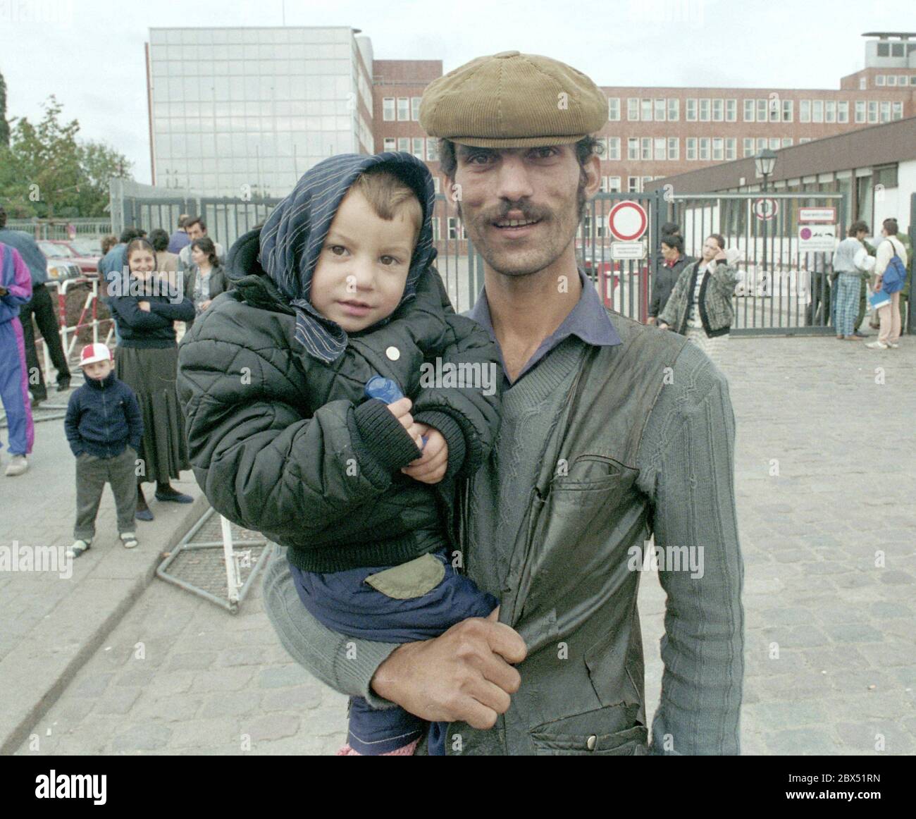 Berlin / Hochzeit / Tiergarten / Ausländer / 7 / 1990 Asylstelle am Friedrich-Krause-Ufer, Abteilung Sozialwesen. Lange Warteschlangen vor dem Büro. Vater, Kind aus Rumänien // Behörden / Einwanderung / Einwanderung / Asyl / Menschenmenge / Asyl [automatisierte Übersetzung] Stockfoto