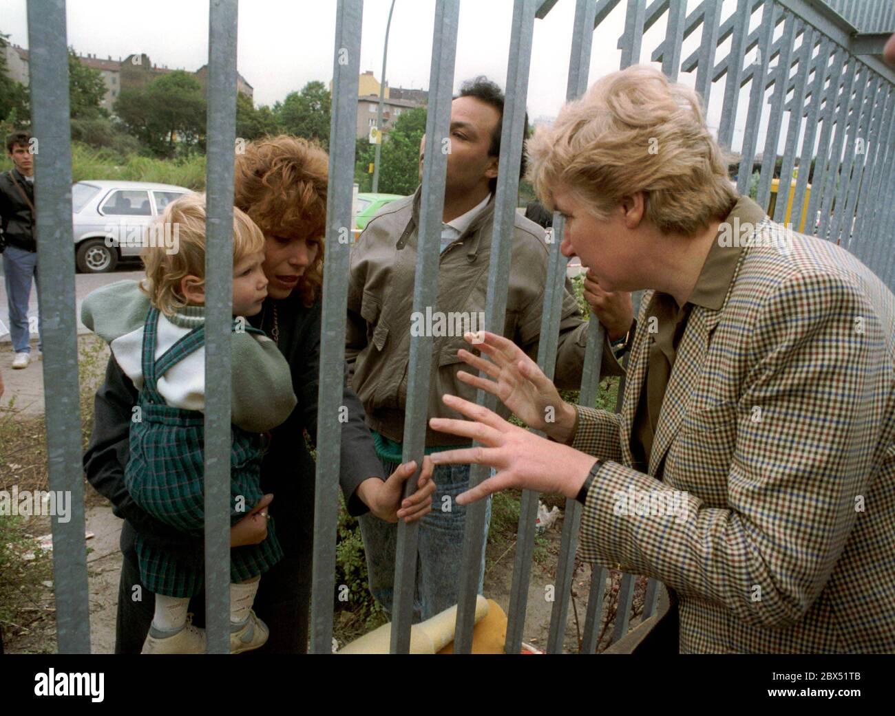 Berlin / Hochzeit / Tiergarten / Ausländer / 7 / 1990 Asylstelle am Friedrich-Krause-Ufer, Abteilung Sozialwesen. Lange Warteschlangen vor dem Büro. Die Ausländerbeauftragte Barbara John spricht mit einem Asylbewerber // Behörden / Immigration / Immigration / Asyl / Anzahl / Asyl *** Ortsunterschrift *** Asylbewerber vor der Sozialabteilung. Familie aus Rumänien // Eltern / Paar / Kinder / Ausländer / Migration / [automatisierte Übersetzung] Stockfoto