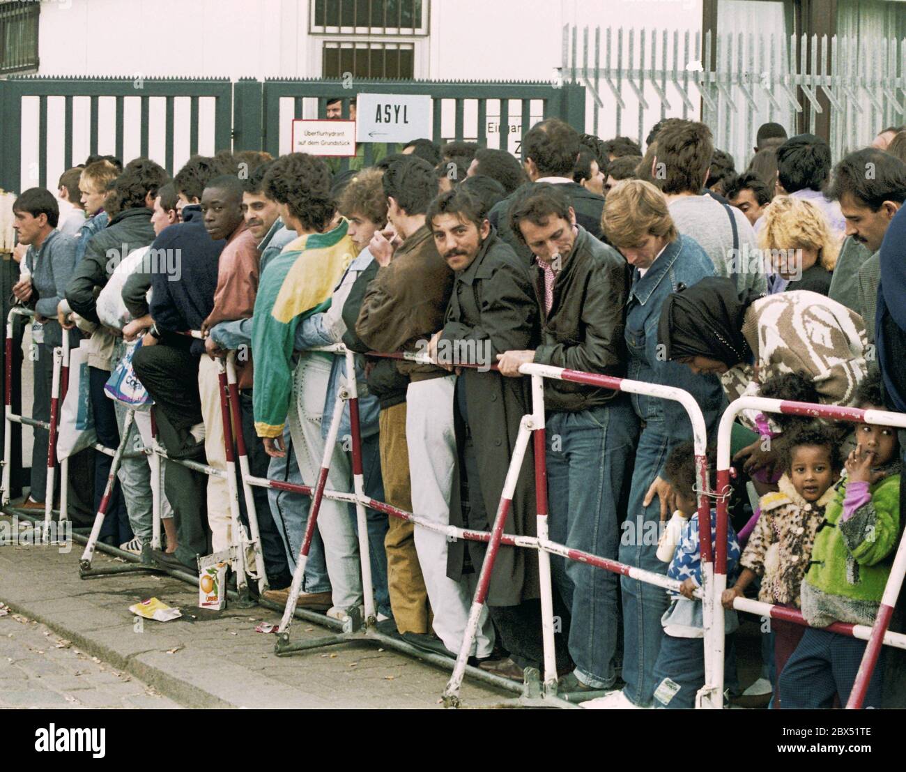 Berlin / Hochzeit / Tiergarten / Ausländer / 7 / 1990 Asylstelle am Friedrich-Krause-Ufer, Abteilung Sozialwesen. Lange Warteschlangen vor dem Büro. // Behörden / Immigration / Immigration / Asyl / Anzahl / *** Ortsunterschrift *** Asylsuchende vor dem -Asylsozialamt-. Familie aus Rumänien // Eltern / Paar / Kinder / Ausländer / Migration / [automatisierte Übersetzung] Stockfoto