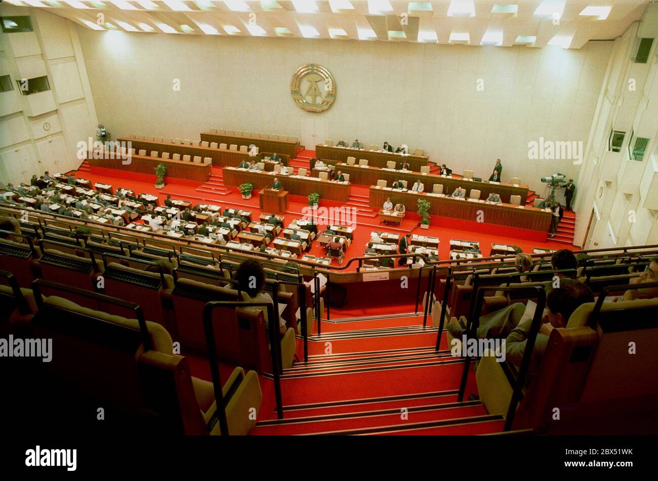 Berlin / DDR / SED-Regierung 24.5.1990 Volkskammer. Depressive Stimmung. Erstmals wird in der Volkskammer in geheimer Abstimmung ein neuer Präsident gewählt, und dann muss sich die Regierung gegenüber den Delegierten rechtfertigen, wie hier der STASI-Chef Erich Mielke. Er wird ausgelacht, wenn er sagt - ich liebe euch alle -. Krenz ist Regierungschef und SED-Chef, nachdem Erich Honnecker zum Rücktritt gezwungen wurde. [Automatisierte Übersetzung] Stockfoto