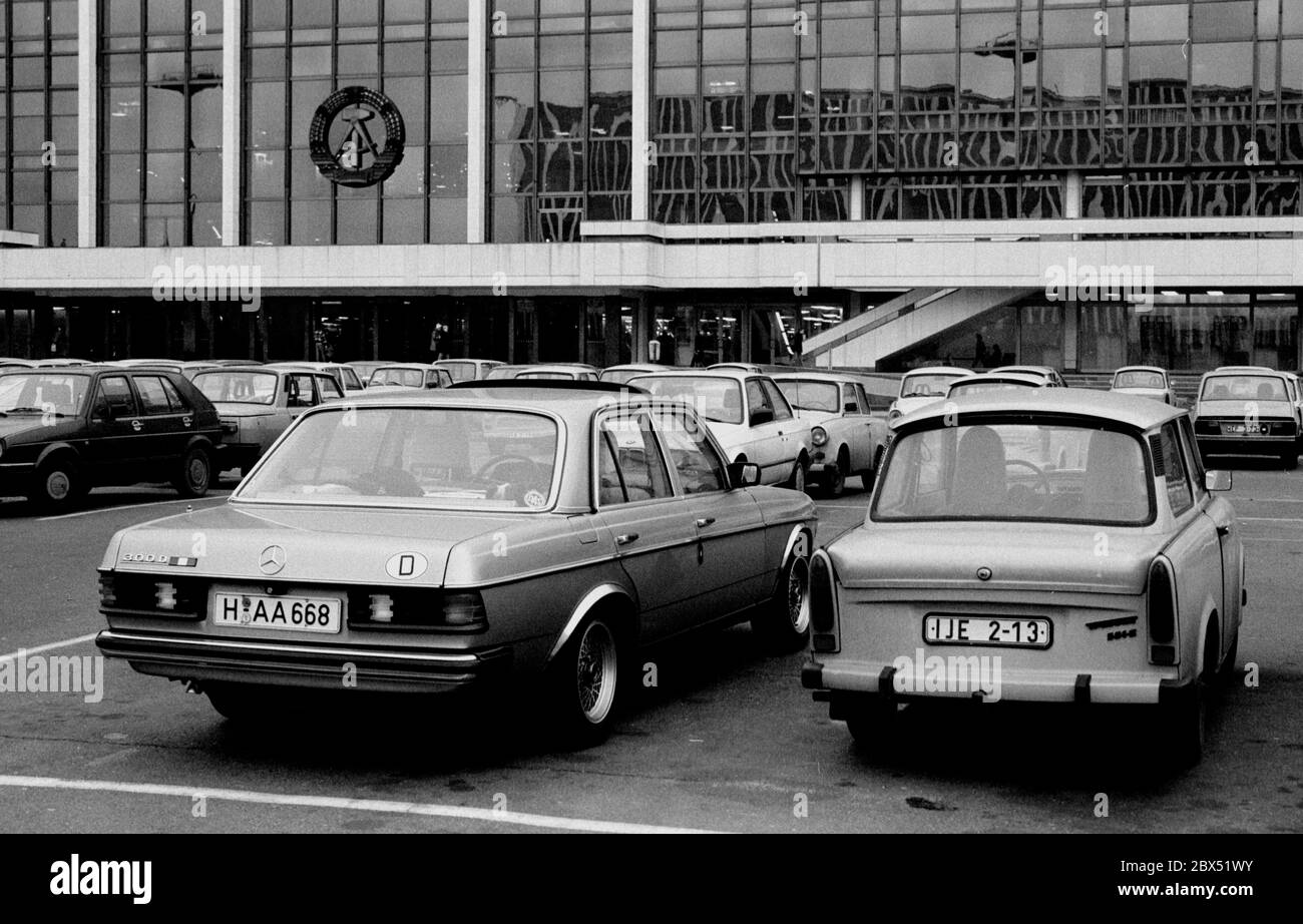 Berlin-City / Gebäude / 1989 der Daimler kommt an, daneben ein Trabant auf dem Parkplatz vor dem Palast der Republik // Schlossplatz / Turnaround / DDR Symbol / [automatische Übersetzung] Stockfoto