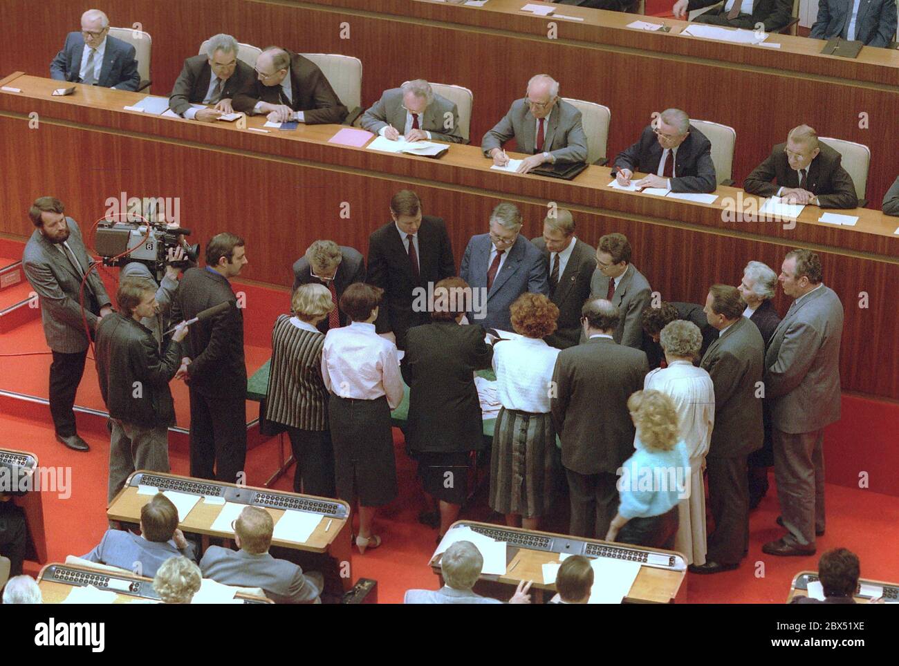 Berlin / DDR / SED-Regierung 13.11.89 Volkskammer, Regierungsbank: Depressive Stimmung. Erstmals wird in der Volkskammer in geheimer Abstimmung ein neuer Präsident gewählt, und dann muss sich die Regierung vor den Delegierten rechtfertigen. Krenz ist Regierungschef und SED-Chef, nachdem Erich Honnecker zum Rücktritt gezwungen wurde. Foto zeigt die Anzahl der Stimmen // Bearbeitungszeit // [automatisierte Übersetzung] Stockfoto