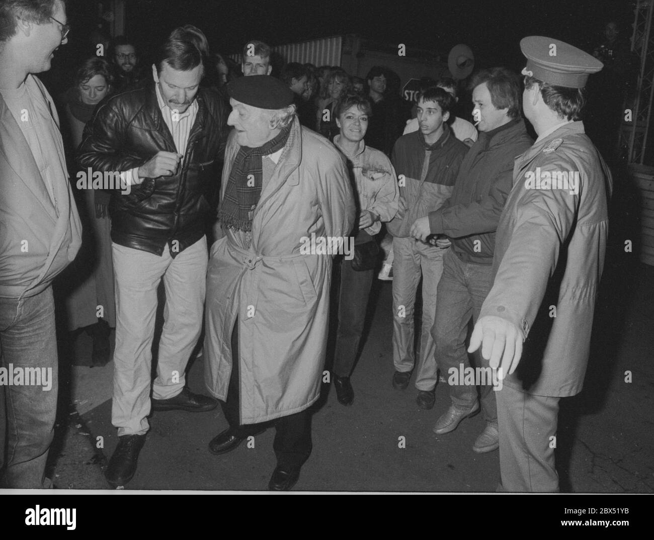 Berlin / Tiergarten / Berliner Mauer / DDR / 10.11.1989 Hier, am Grenzübergang Invalidenstraße, fiel die Mauer zuerst. In der Nacht vom 9. Auf den 10. November überquerten die Ost-Berliner einfach die Grenze nach West-Berlin. Darunter der DDR-Schriftsteller Stefan Heym, rechts ein DDR-Grenzposten // Einheit / DDR-Geschichte / Kommunismus *** Ortsunterschrift *** Geschichte / Kommunismus [automatische Übersetzung] Stockfoto