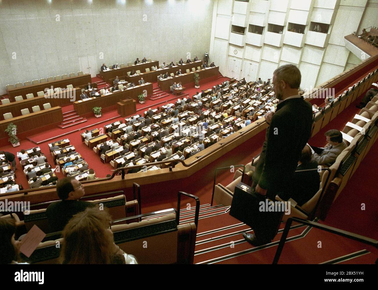 Berlin / DDR / SED-Regierung 13.11.89 Volkskammer. Depressive Stimmung. Erstmals wird in der Volkskammer in geheimer Abstimmung ein neuer Präsident gewählt, und dann muss sich die Regierung gegenüber den Delegierten rechtfertigen, wie hier der STASI-Chef Erich Mielke. Er wird ausgelacht, wenn er sagt - ich liebe euch alle -. Krenz ist Regierungschef und SED-Chef, nachdem Erich Honnecker zum Rücktritt gezwungen wurde. [Automatisierte Übersetzung] Stockfoto