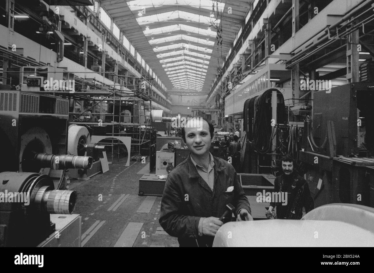 Berlin / Spandau / Türken / Ausländer 21.1.1982 Türkische Arbeiter im Dynamowerk von Siemens, Nonnendammallee, Siemensstadt, Türkische Fachkraft // Industrie / Metall / Energie / Arbeit / Bezirke Stockfoto