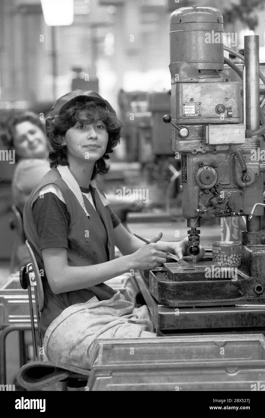 Berlin-Kreuzberg / Türken / Ausländer 17.10.1980 DeTeWe, Deutsche Telefon-Werke, Kreuzberg: Türkin. Das Unternehmen produziert Schaltanlagen für die Post. Die Frauen produzieren Teile in Vorfertigung. In der nächsten Generation der Technologie werden diese Arbeiten mit automatischen Maschinen durchgeführt // Frauenarbeit / Industriegeschichte / Arbeit [automatisierte Übersetzung] Stockfoto