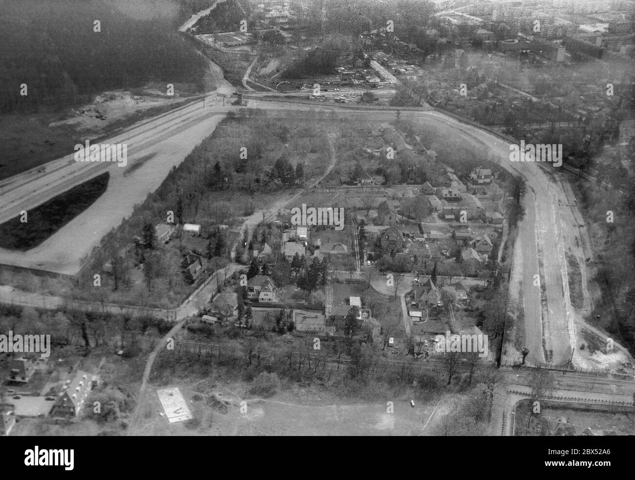 Berlin-Stadt / DDR / Mauer / 30.4.1986 West-Berliner Dorf Steinstuck auf DDR-Gebiet, fast vollständig von Mauer und Todesstreifen umgeben, nur ein schmaler Durchgang nach Westen war offen. Während des Kalten Krieges lebten dort 300 Menschen. Steine galten als Symbol für die Mauer in Berlin und den Kommunismus. Das Foto wurde von einem amerikanischen Militärhubschrauber aufgenommen, der von einem texanischen Unternehmer gemietet wurde. Hubschrauberflüge waren für Deutsche verboten. Berlin war ein verbündet besetztes Gebiet. Es musste durch ein dickes, schmutziges Kunststofffenster fotografiert werden. // Bezirke / Zehlendorf / Geschichte / Kommunismus / Stockfoto