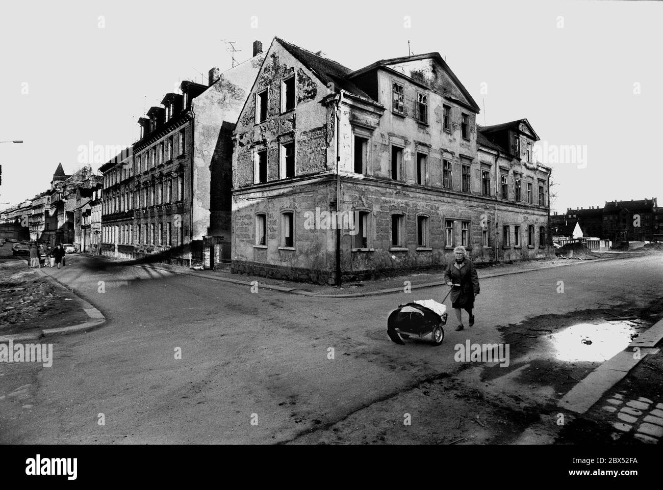 Sachsen / Ortschaften / DDR-Staat / März 1990 Leipzig, Bezirk Connewitz. Die verfallene Altstadt aus dem 19. Jahrhundert sollte abgerissen werden. Anfang 1990 stoppte der runde Tisch den Abriss. // Staaten / Zerfall / Stadt / [automatisierte Übersetzung] Stockfoto