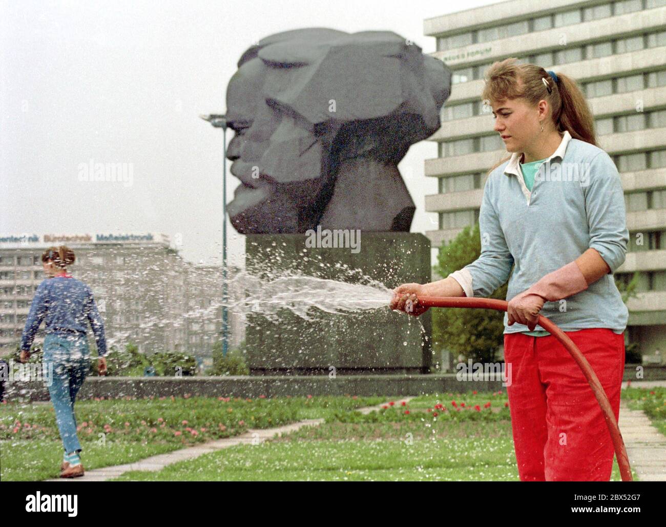 Sachsen / Chemnitz / KarlMarxStadt / 1990 KarlMarxDenkmal des