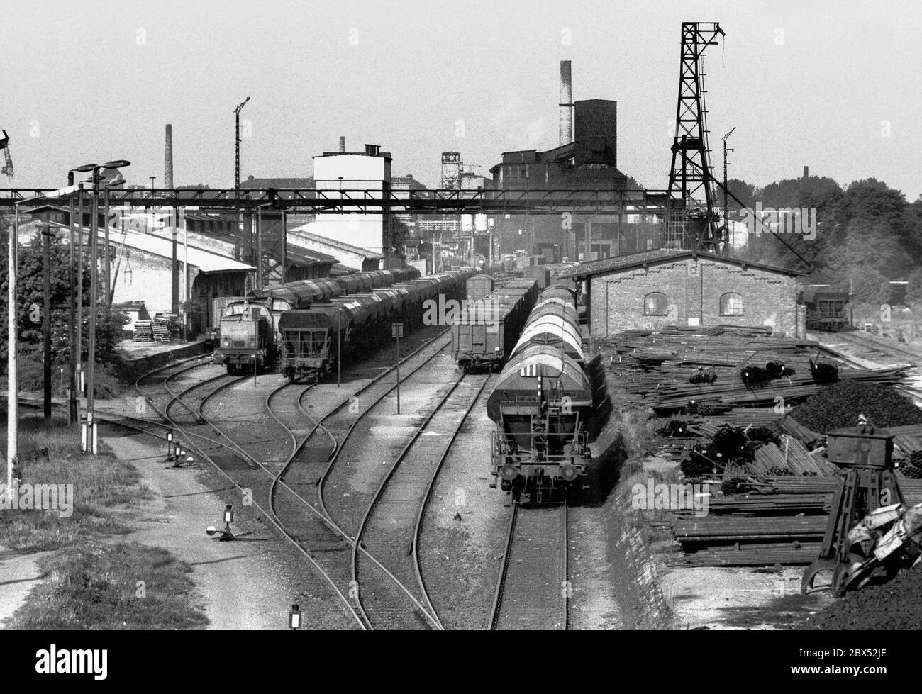 Sachsen / Industrie / DDR-Staat / 11.05.1990 Riesa: Eisenbahngebiet und Stahlwerk. Sie ist inzwischen abgerissen // Stahl / DDR-Wirtschaft [automatisierte Übersetzung] Stockfoto