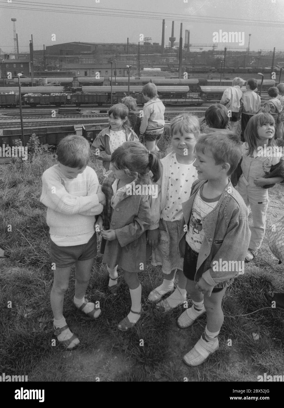 Sachsen / Industrie / DDR-Staat / 11.05.1990 Riesa: Ausflug des Kindergartens, im Hintergrund die Stahlfabrik. Sie ist inzwischen abgerissen // Kinder / Stahl / Menschen [maschinelle Übersetzung] Stockfoto