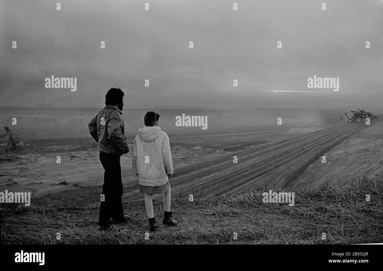 Sachsen / Länder / DDR /1990 Abendstimmung im Tagebau im Kraftwerk Espenhain. Die Wüste wie von Caspar David Friedrich. Vater und Tochter // Abend / Nacht / Industrielandschaft / Stimmungen / Sonnenuntergang / Bergbau / Landschaft / Sachsen [automatisierte Übersetzung] Stockfoto