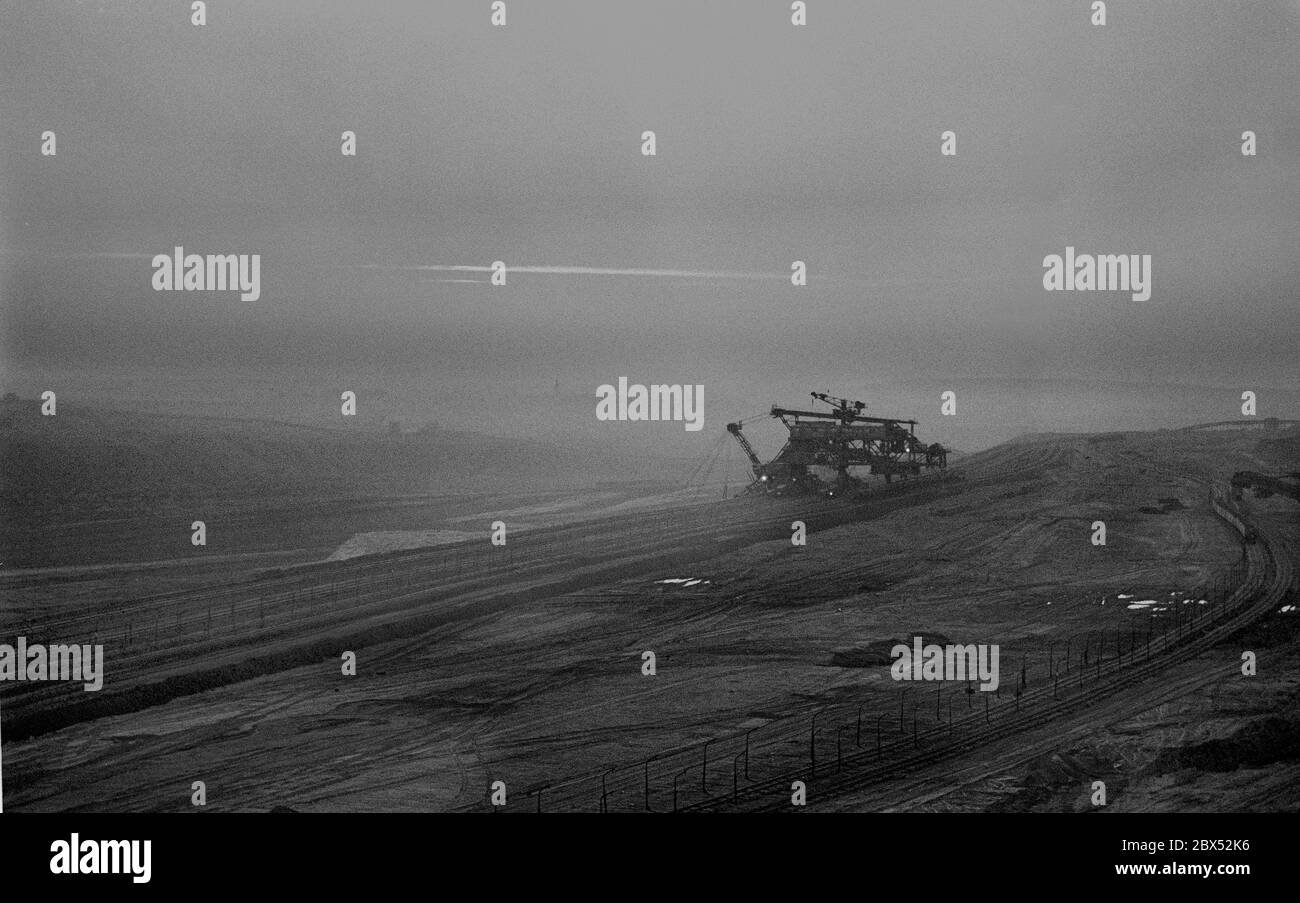 Sachsen / Länder / DDR /1990 Abendstimmung im Tagebau im Kraftwerk Espenhain. Die Wüste nach Caspar David Friedrich // Abend / Nacht / Industrielandschaft / Moods / Sonnenuntergang / Bergbau / Landschaft / Sachsen [automatisierte Übersetzung] Stockfoto