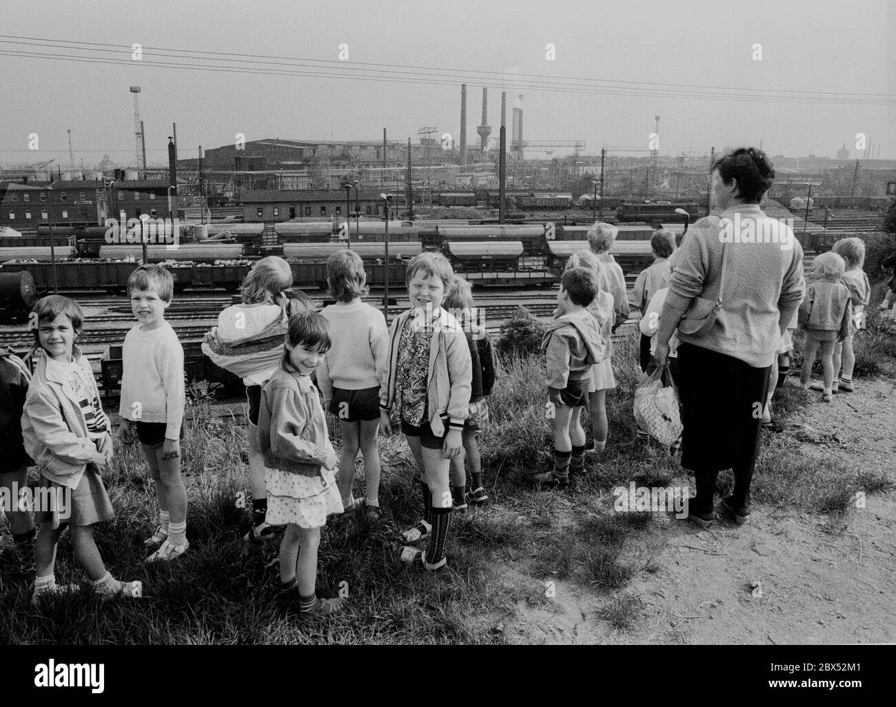 Sachsen / Industrie / DDR-Staat / 11.05.1990 Riesa: Ausflug des Kindergartens, im Hintergrund die Stahlfabrik. Sie ist inzwischen abgerissen // Kinder / Stahl / Menschen [maschinelle Übersetzung] Stockfoto