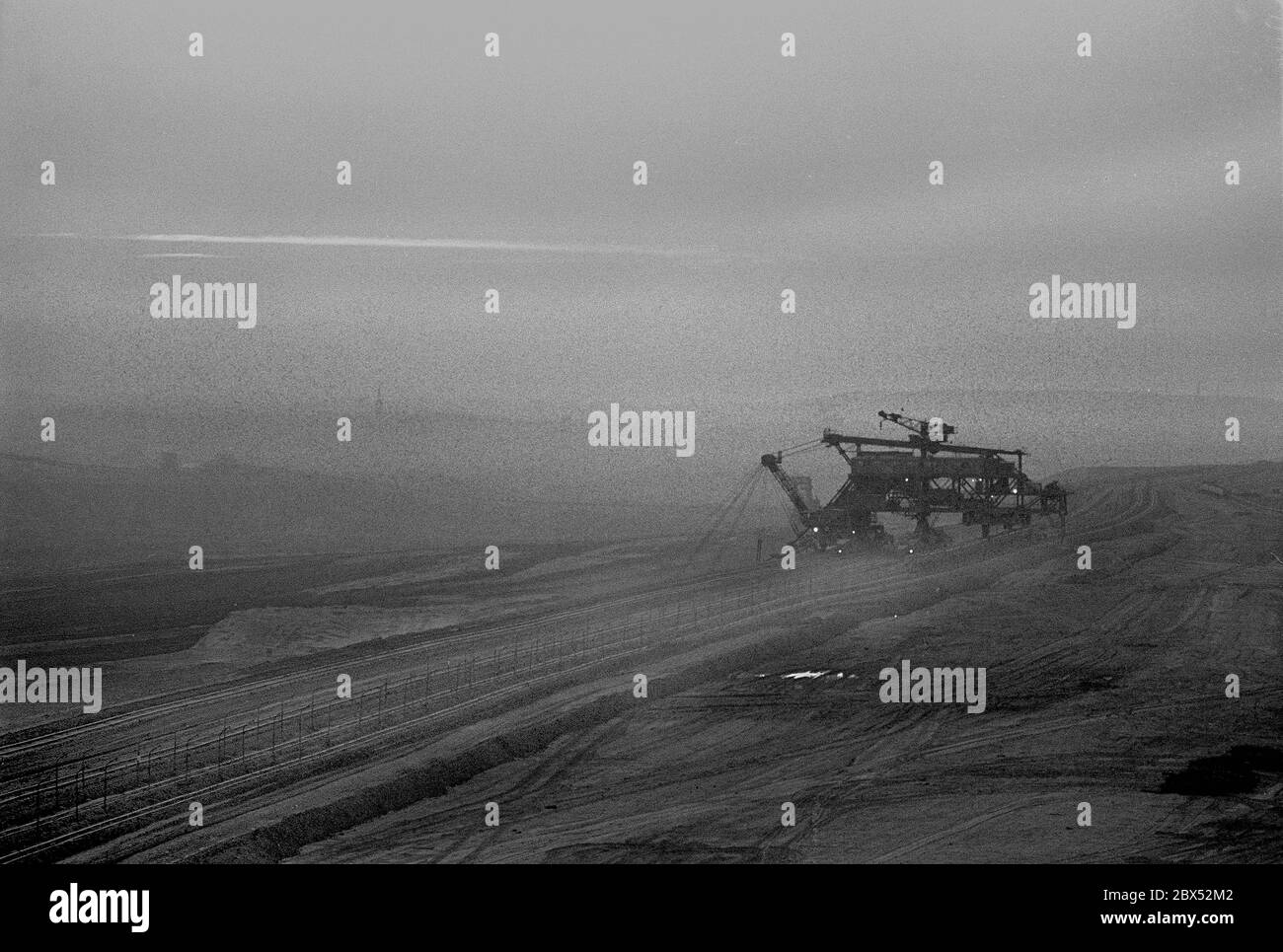 Sachsen / Länder / DDR /1990 Abendstimmung im Tagebau im Kraftwerk Espenhain. Die Wüste nach Caspar David Friedrich // Abend / Nacht / Industrielandschaft / Moods / Sonnenuntergang / Bergbau / Landschaft / Sachsen [automatisierte Übersetzung] Stockfoto