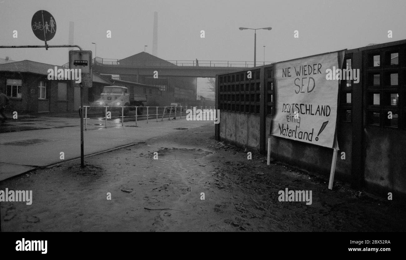DDR-Land / Sachsen-Anhalt / Dezember 1989 Chemiekombinat in Bitterfeld. Auf dem riesigen heruntergekommenen Firmengelände hat jemand ein Schild an die Wand gehängt: -Never again SED, Germany united Vaterland- // Treuhand / Vereinigung / DDR-Staat / SED [automatisierte Übersetzung] Stockfoto