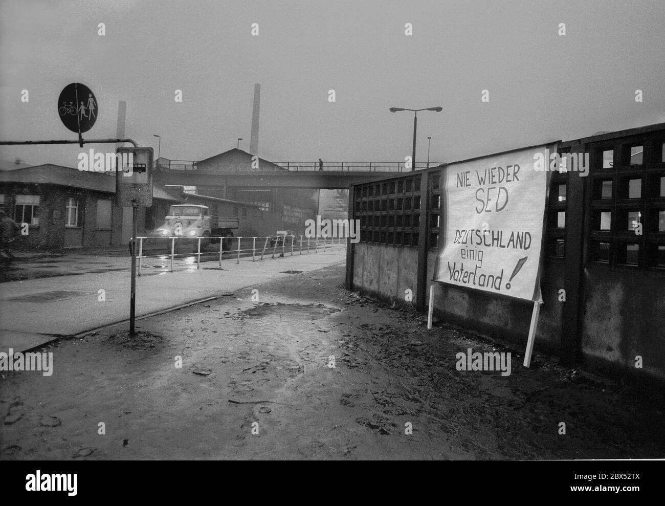 DDR-Land / Sachsen-Anhalt / Dezember 1989 Chemiekombinat in Bitterfeld. Auf dem riesigen heruntergekommenen Firmengelände hat jemand ein Schild an die Wand gehängt: -Never again SED, Germany united Vaterland- // Treuhand / Vereinigung / DDR-Staat / SED [automatisierte Übersetzung] Stockfoto