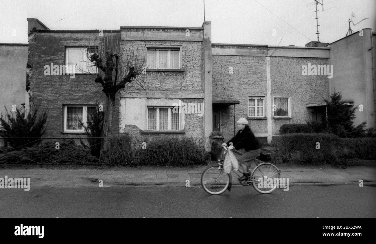 Sachsen-Anhalt / DDR Land / 1990 Dessau, Gropius Siedlung: Kastenhäuser von Martin Gropius // DDR / Architektur / Stil / Bauhaus / Wohnen Stockfoto