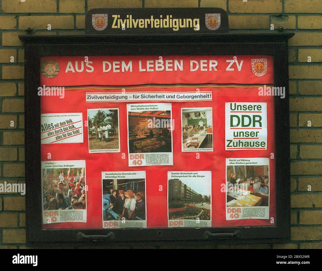 Sachsen-Anhalt / DDR Land / Dezember 1989 VEB Rohrleitungs-Kombinat Bitterfeld. Fertigt Rohre mit großem Durchmesser und ganze Kraftwerke. Im Hof die Vorstände für die sozialen Gruppen, hier die Zivilverteidigung // Wirtschaft / Industrie / Staat [automatisierte Übersetzung] Stockfoto