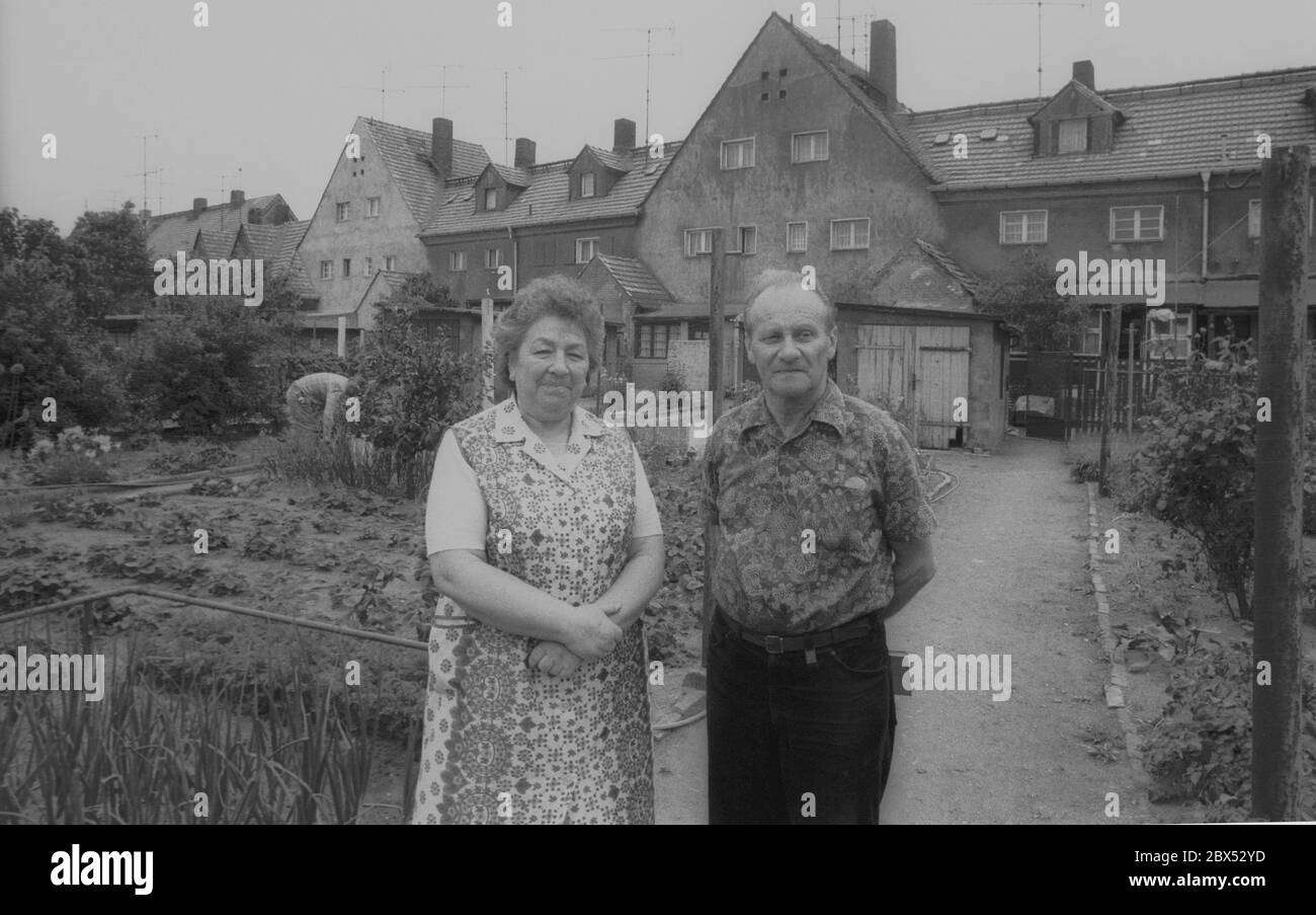 Sachsen-Anhalt / DDR-Land / 1990 Arbeiterwohnsiedlung Piesteritz. Es gehörte zu den ehemaligen Stickstoffwerken, die 1915 für die Munitionsherstellung gebaut wurden. Es ist ein schönes, geschlossenes Wohngebiet, mit Gärten hinter dem Haus und verkehrsberuhigten Innenhöfen. Es wurde 2000 renoviert. (Siehe neue Fotos) Oma und Opa. Im Garten nur Nutzpflanzen, kein Zierrasen. Das änderte sich 2000. // DDR-Bürger / Paar / Personen / [automatisierte Übersetzung] Stockfoto