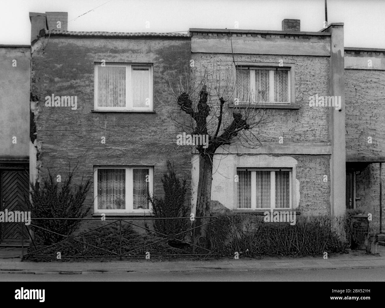 Sachsen-Anhalt / DDR Land / 1990 Dessau, Gropius Siedlung: Kastenhäuser von Martin Gropius // DDR / Architektur / Stil / Bauhaus / Wohnen Stockfoto
