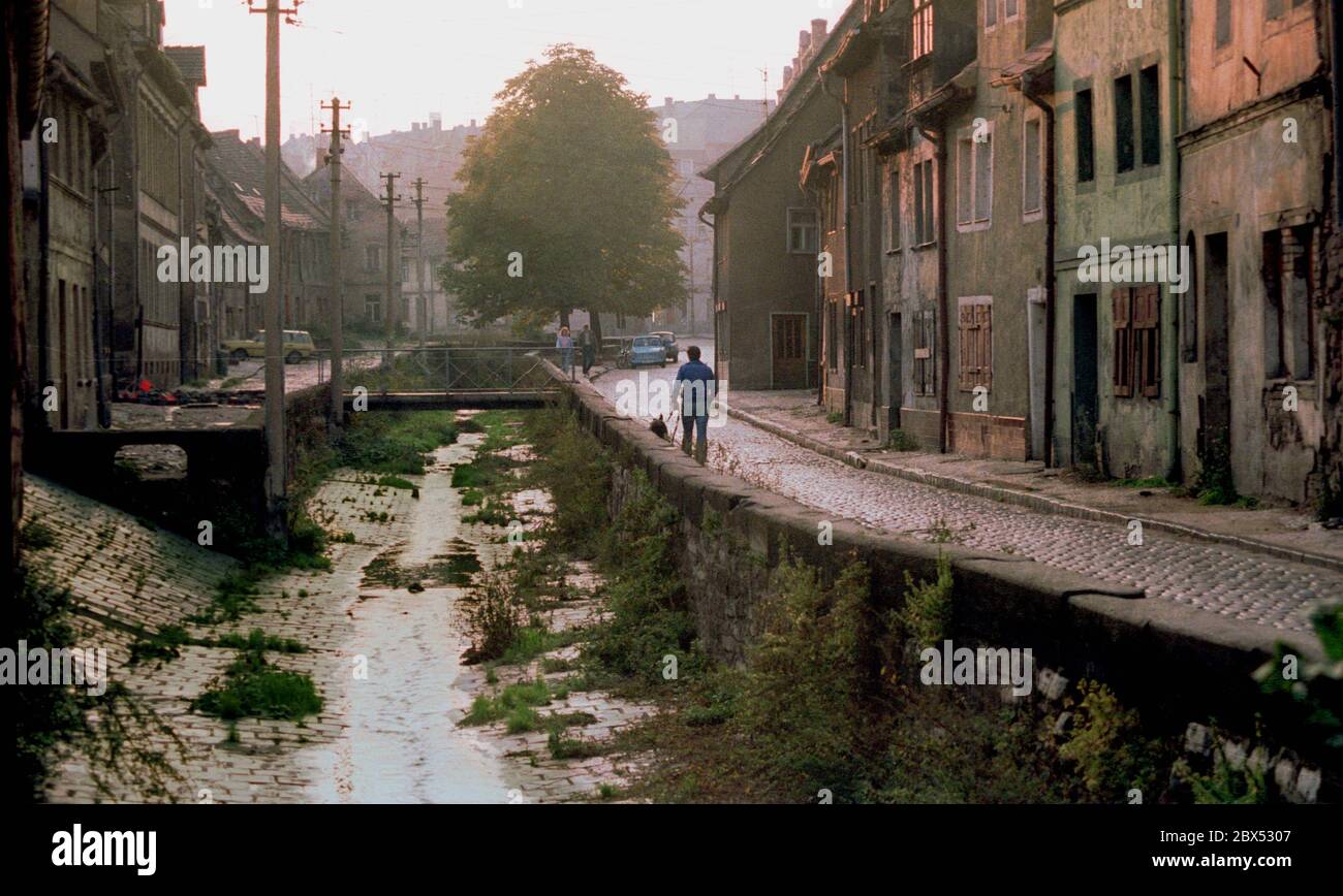 Sachsen-Anhalt / DDR Land / Oktober / 1990 Eisleben, Gasse in der Altstadt // Lutherstadt / DDR / Ortschaften / [maschinelle Übersetzung] Stockfoto
