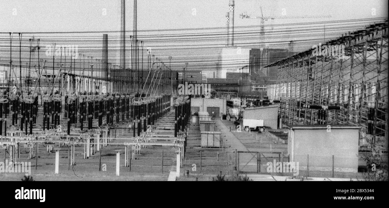 Mecklenburg-Vorpommern / DDR / 1990 Kernkraftwerk Lubmin bei Greifswald (Hintergrund). Stromverteilanlage. Die Technologie der KKW war sowjetisch. Insgesamt waren 5 Einheiten geplant, 4 davon mit jeweils 400 MW Leistung in Betrieb. Alle wurden 1990 stillgelegt // Atom / Energie / Reaktor / Atom / Atomkraft / Bundesländer [automatisierte Übersetzung] Stockfoto