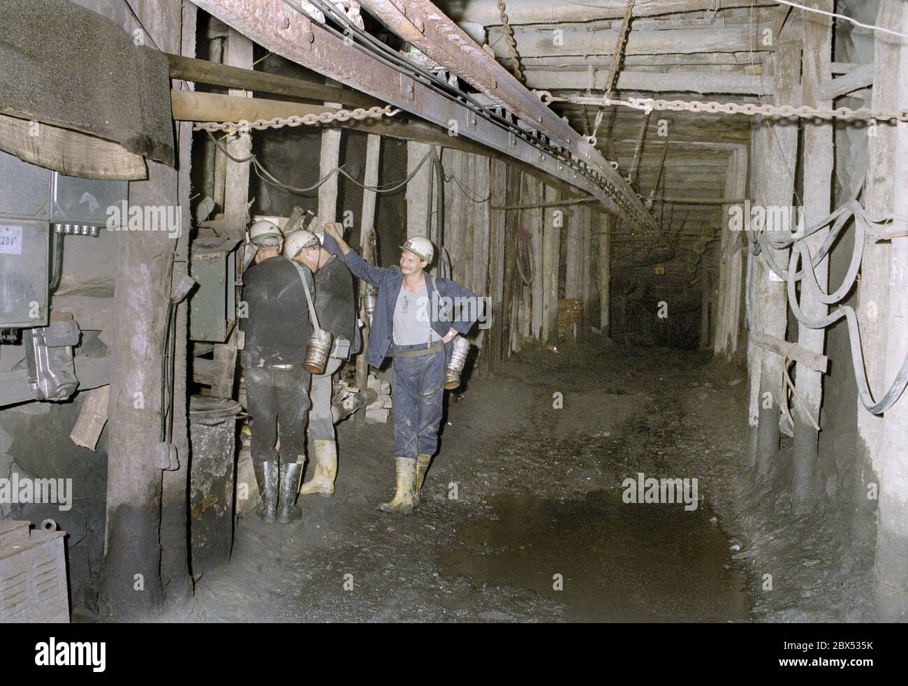 Thüringen / DDR / Wirtschaft / 1990 Uranabbau in Drosen bei Ronneburg, 600 Meter Tiefe. Im Tunnel wird das Sprengen vorbereitet, um den Fels zu zerschlagen. Dieser wird dann mit Schubkarren zu Entnahmentunneln transportiert. Im Dezember 1989 wird noch Uran abgebaut. Die Anlage gehörte zum VEB Wismut // Umwelt / Bergbau / Strahlung / die deutsch-sowjetische Aktiengesellschaft wurde nach der Gründung der DDR gegründet, um der Sowjetunion weiterhin Zugang zu Uran im Erzgebirge zu ermöglichen. Von 1946 bis 1990 wurden mehr als 200,000 Tonnen Uranerz abgebaut. Als der Uranabbau gestoppt wurde Stockfoto