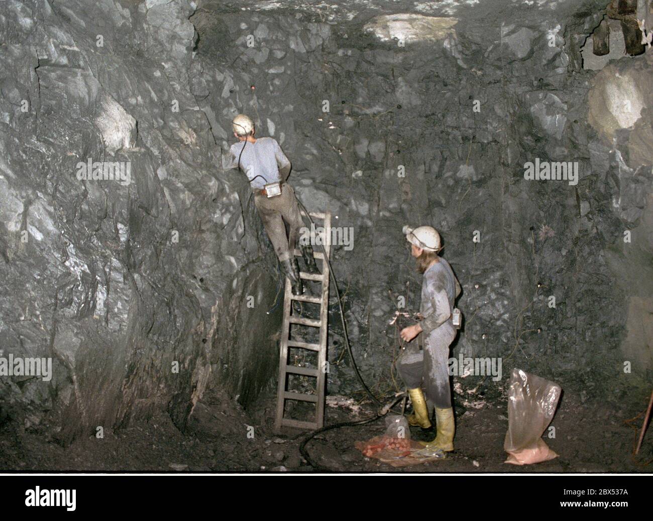 Thüringen / DDR / Wirtschaft / 1990 Uranabbau in Drosen bei Ronneburg, 600 Meter Tiefe. Im Tunnel wird das Sprengen vorbereitet, um den Fels zu zerschlagen. Ein Sprengmeister bereitet das Strahlen vor. Im Dezember 1989 wird noch Uran abgebaut. Das Unternehmen gehörte zum VEB Wismut // Umwelt / Bergbau / Strahlung / die deutsch-sowjetische Aktiengesellschaft wurde nach der Gründung der DDR gegründet, um der Sowjetunion weiterhin Zugang zu Uran im Erzgebirge zu ermöglichen. Von 1946 bis 1990 wurden mehr als 200,000 Tonnen Uranerz abgebaut. Als der Uranabbau 1990 eingestellt wurde, riesige Gebiete Stockfoto