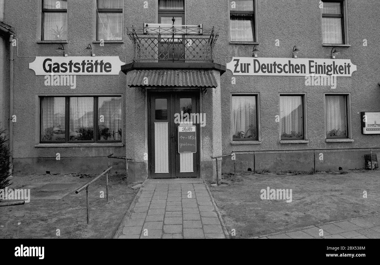 Brandenburg / DDR / Gastronomie / 1990 Neuer Name für die Kneipe: Restaurant für Deutsche Einheit, Rieplos, Kreis Maerkisch-Oderland // Einheit / Vereinigung / Bundesländer / / D-Nation [automatisierte Übersetzung] Stockfoto