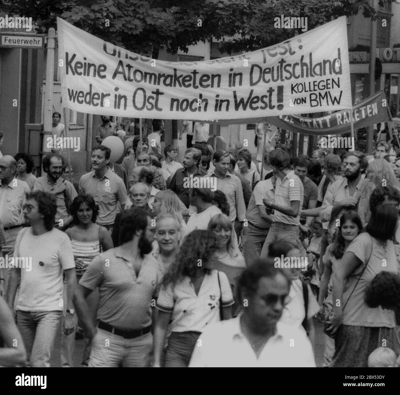Deutschland / Berlin/ SPD / 1.5.1983 Maifeiertag vor dem Reichstag. Es ist die Zeit der großen Aufrüstung zwischen Ost und West, hat Bundeskanzler Helmut Schmidt den NATO-Doppelspurdown gebilligt. Werkgruppe BMW: <Keine Atomraketen in Deutschland> // Frieden / Abrüstung / 1. Mai / Allies Stockfoto