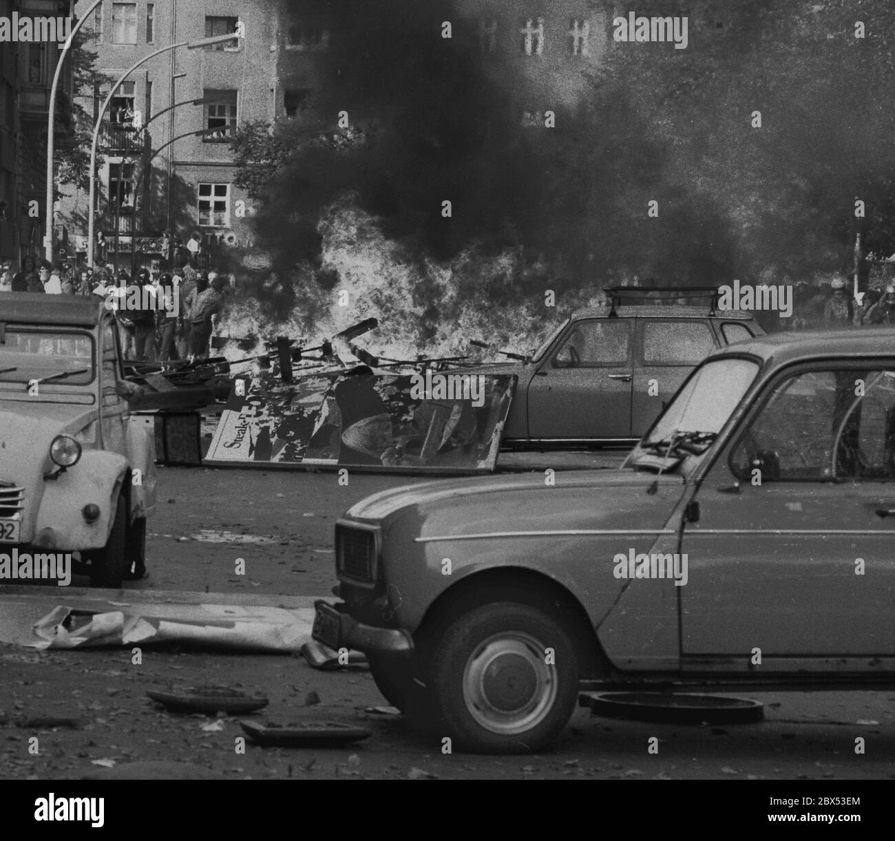 Berlin-Schöneberg / Linkspartei / 13.9.1981. Der amerikanische Verteidigungsminister Haig kommt nach Berlin, linke Gruppe protestiert gegen amerikanische Rüstungspolitik. Am Winterfeldtplatz brechen Unruhen aus. Barrikaden an der Goltzstraße // Jugend / Demonstration / Krawalle / Demonstration / Gewalt / politische Aktionen / Links / Alliierte Haig hatte zuvor gesagt: Es gibt wichtigere Dinge als Frieden. Raketen sollen in Deutschland stationiert werden. [Automatisierte Übersetzung] Stockfoto