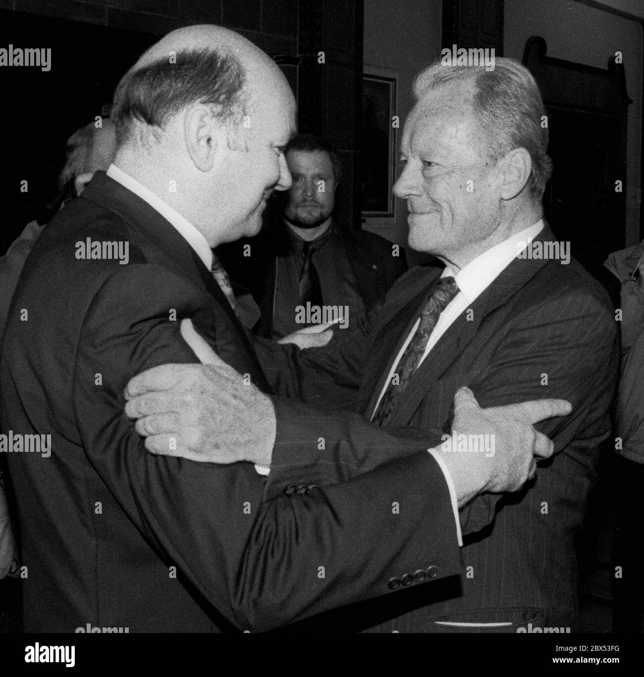 Berlin / SPD / 2.10.1990 die West-alliierten Stadtkommandanten, die wahren Herren Westberlins unter der Besatzungsmacht, nehmen Abschied und verlassen das Büro des regierenden Bürgermeisters Momper. Willy Brandt und Walter Momper umarmen sich. Die Nachkriegszeit ist vorbei, Deutschland ist wieder souverän // Geschichte / Veranstaltungen / Bundesrepublik / SPD / Entspannungspolitik / Allies / [automatisierte Übersetzung] Stockfoto