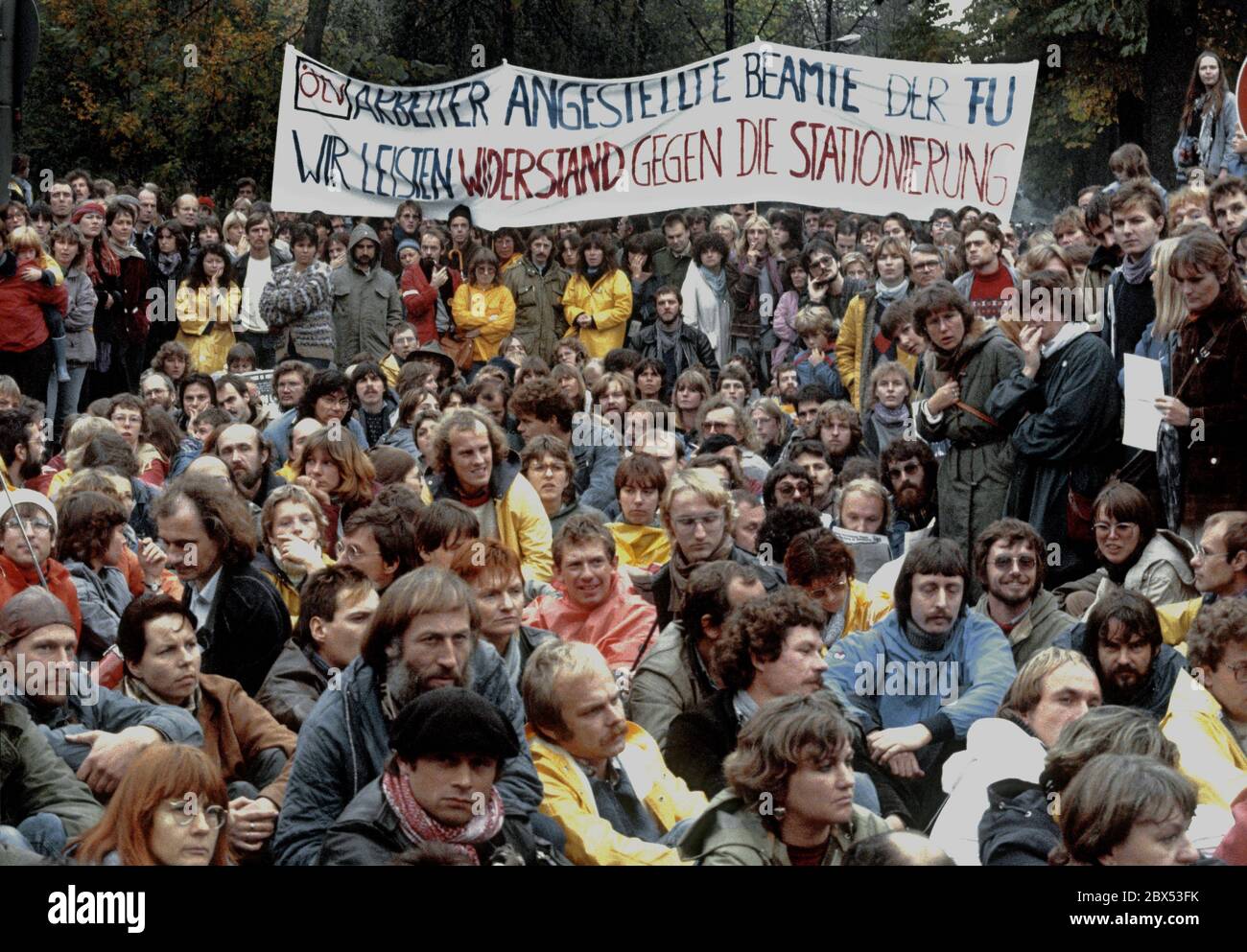 Berlin-Bezirk / Frieden / / 15.10.1983 aus Protest gegen die Raketenstationierung in Deutschland werden amerikanische Kasernen in Berlin blockiert, hier Andrews-Kasernen, Steglitz, Finckensteinallee. Viele linke Gruppen nahmen Teil, Gewerkschaften und Angestellte der Freien Universität. -Wir widerstehen der Stationierung- bis 1945 war die SS-Leibstandarte Adolf Hitler in dieser Kaserne stationiert // Alliierte / Anti-Krieg / Demo / Blockade / Raketen / Geschichte Stockfoto